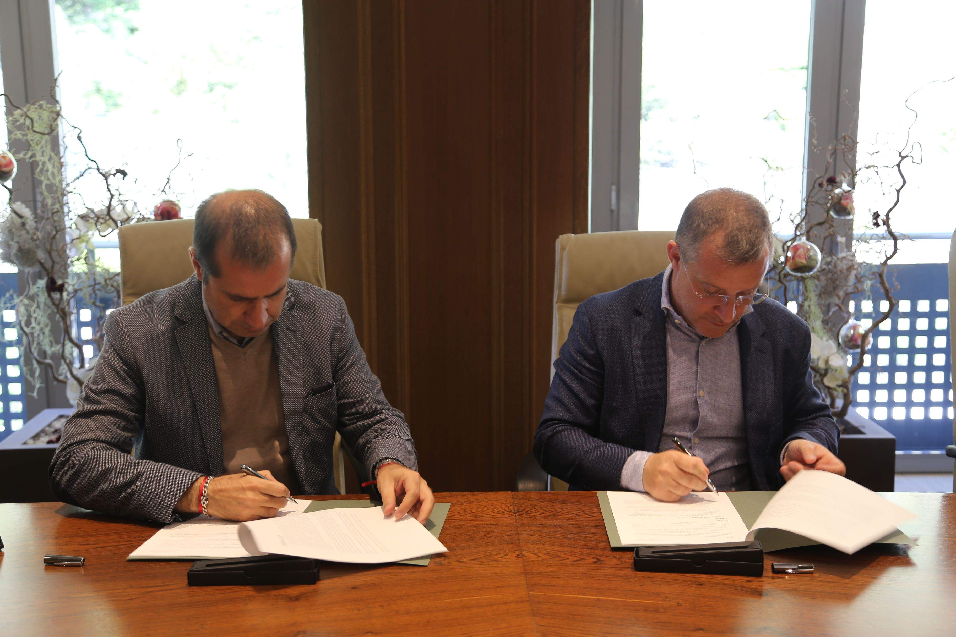 Moment de la signatura del conveni entre Humanium i el comú de Sant Julià