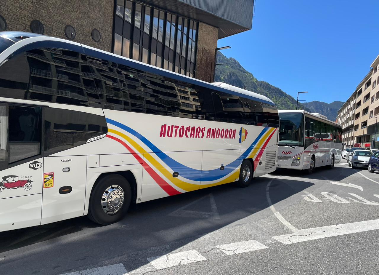 Vehicles d'Autocars Andorra i d'Hife, junts, enfront del poliesportiu de Govern.