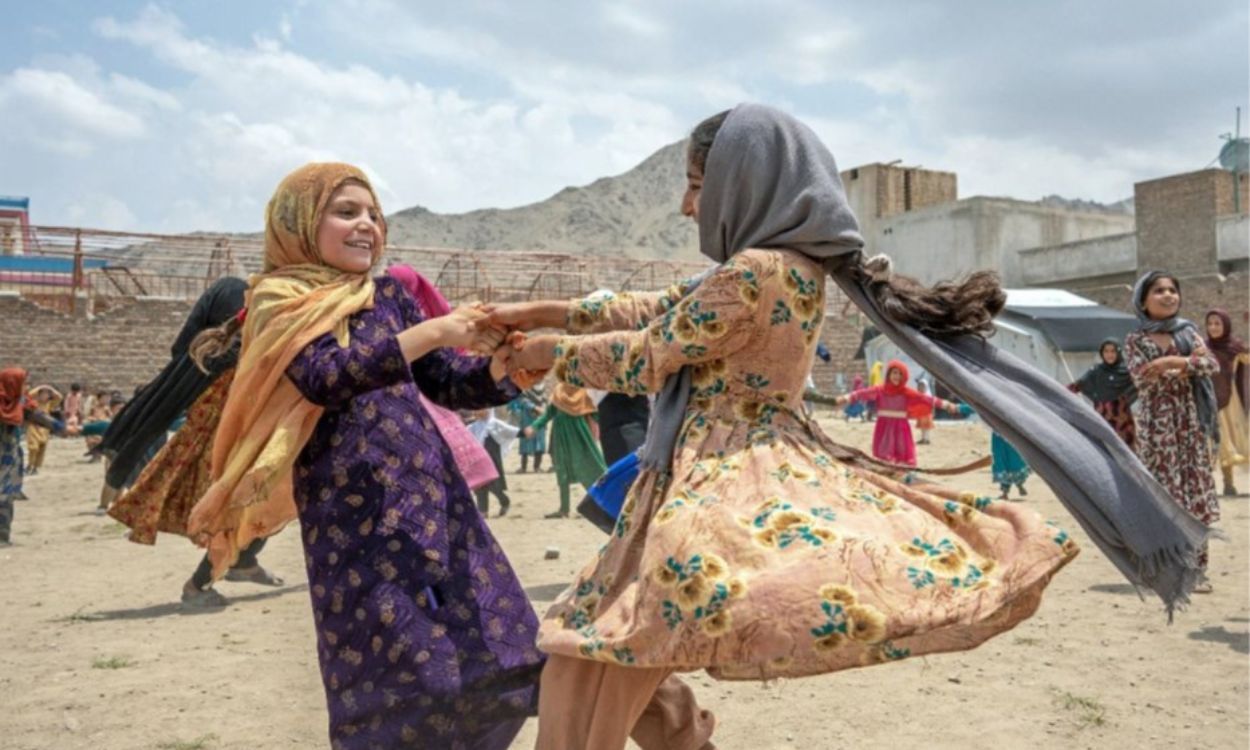 Nenes jugant a l'Afganistan