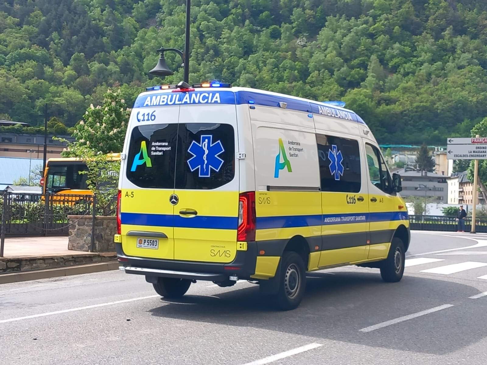 Una ambulància d'Andorrana de Transport Sanitari per Prat de la Creu.