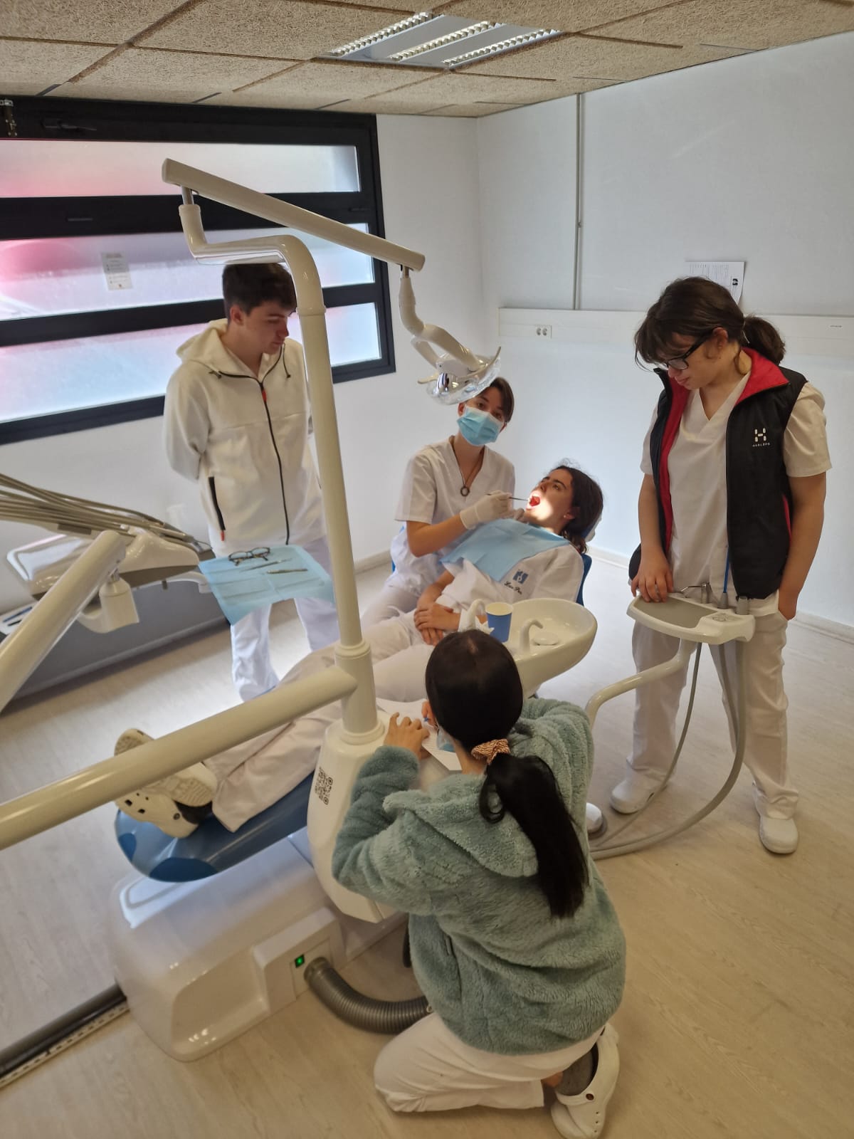 Els estudiants del batxillerat professional de Tècnic en Cures Auxiliars d’Infermeria