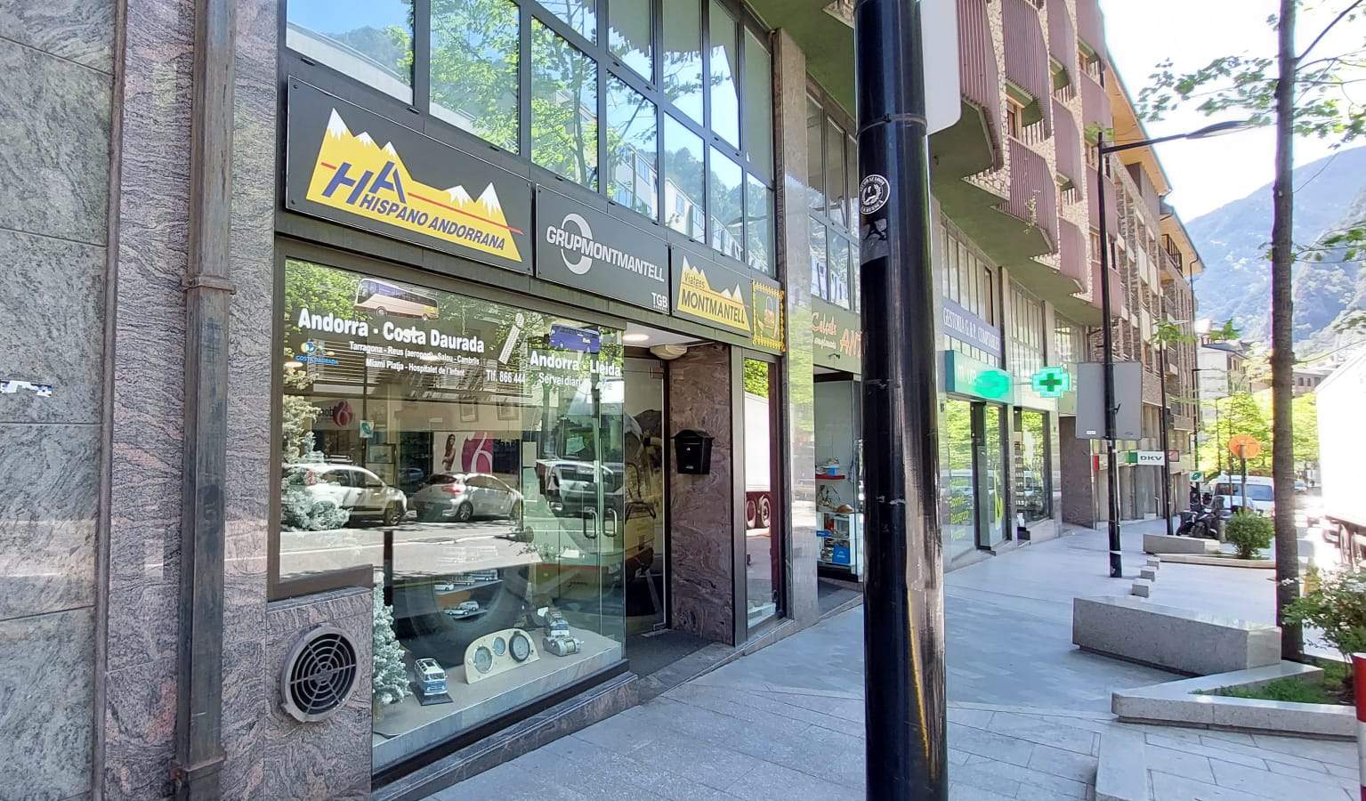 La seu empresarial de Montmantell a Prat de la Creu. La seu empresarial de Montmantell a Prat de la Creu.