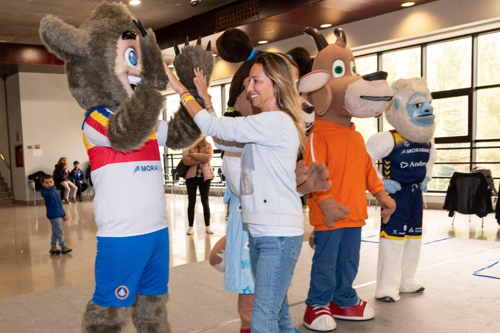 Mengual saluda Tamarro, la mascota de l'FC Andorra.