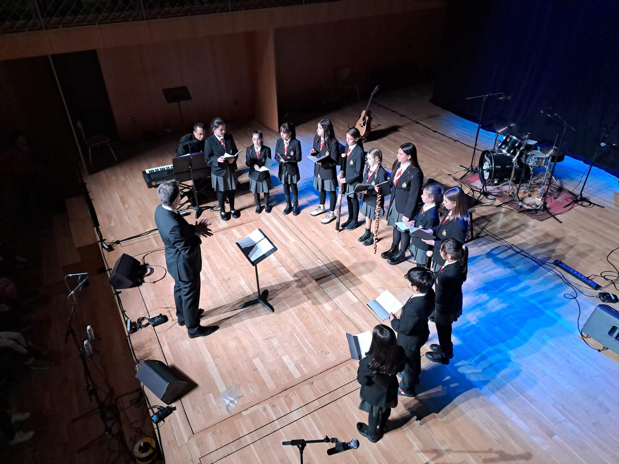 Els petits cantors a sobre de l'escenari.