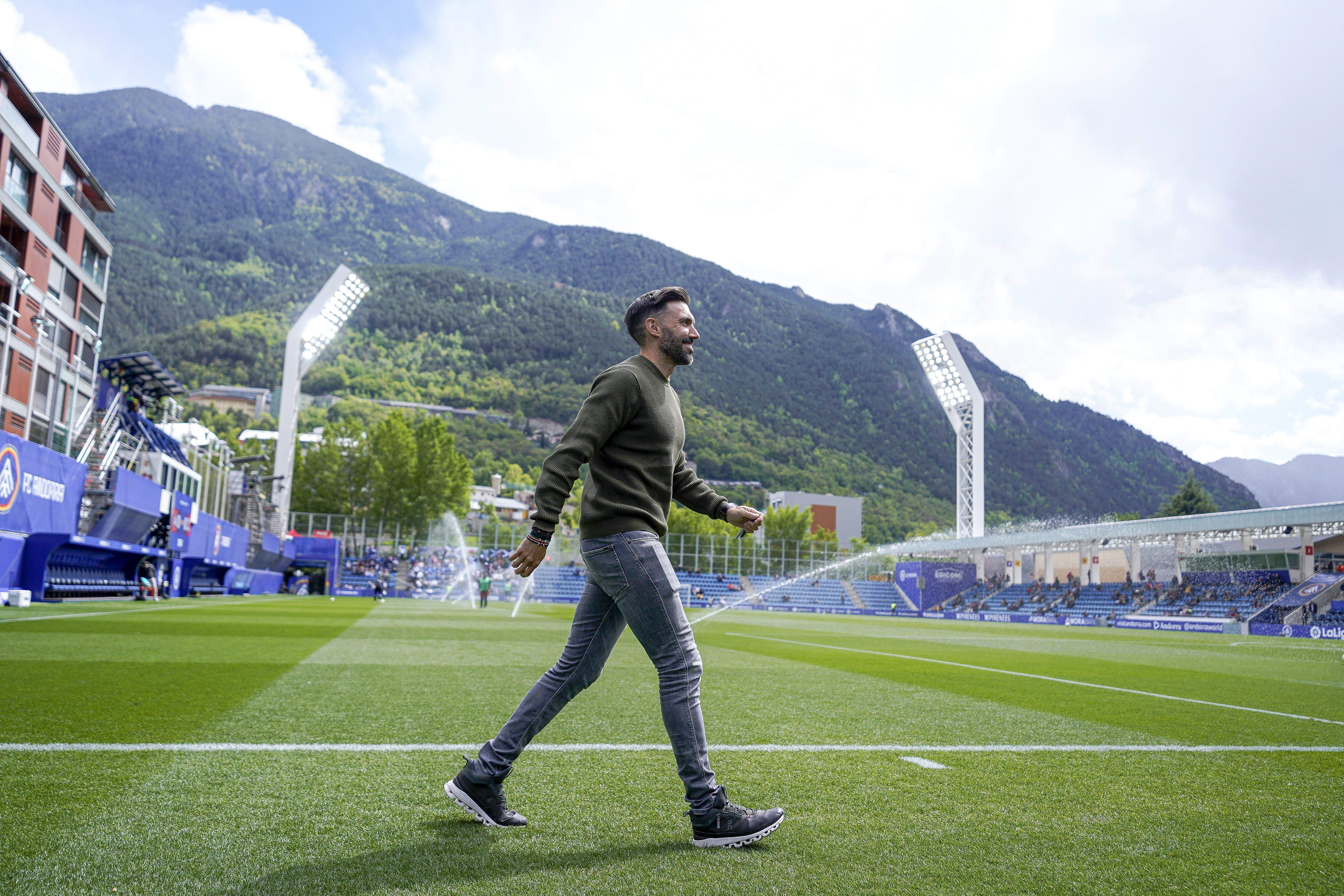 Sarabia camina per la gespa del Nacional.