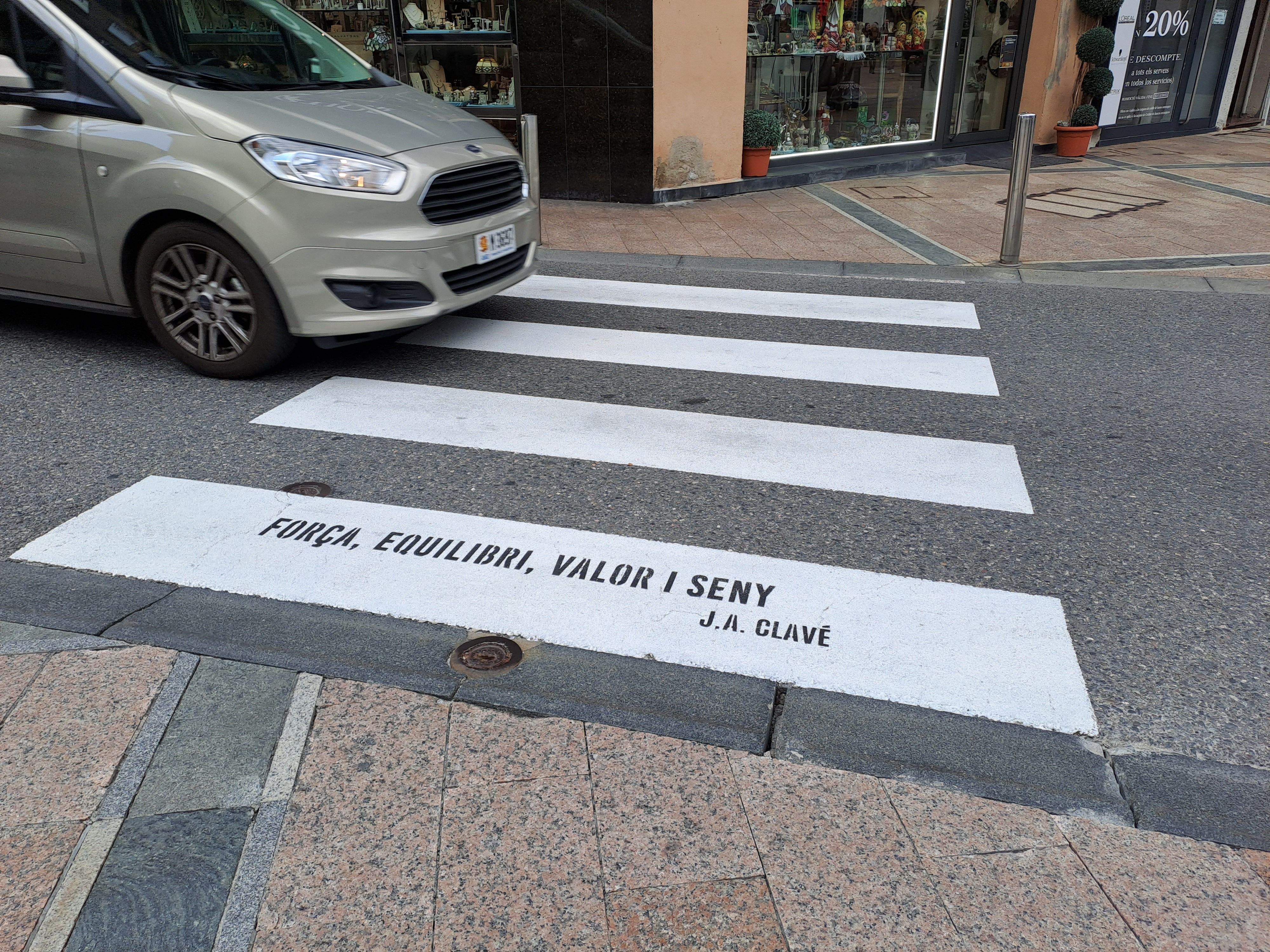 Un dels versos a un pas de vianants. 
