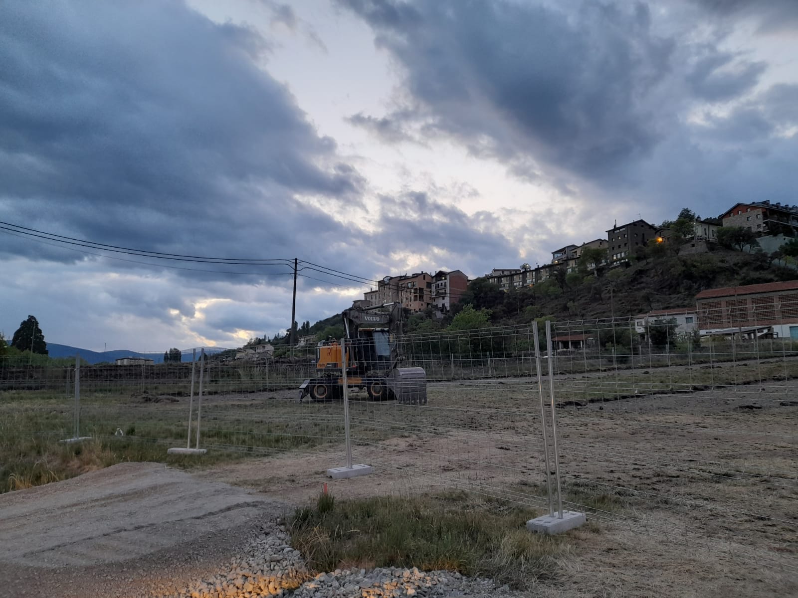 La maquinària treballa en la zona que s'ha d'urbanitzar.