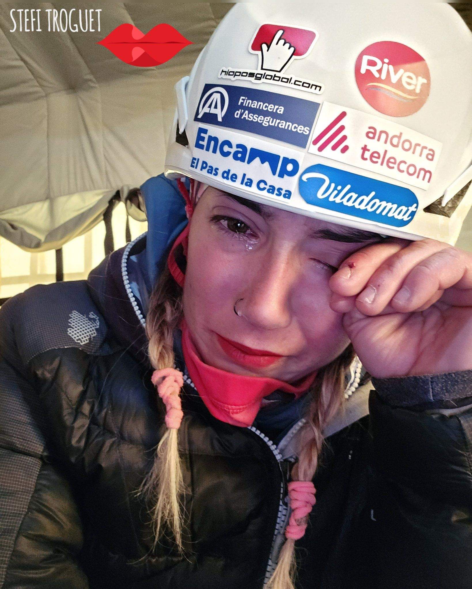 Stefi Troguet plorant al camp base