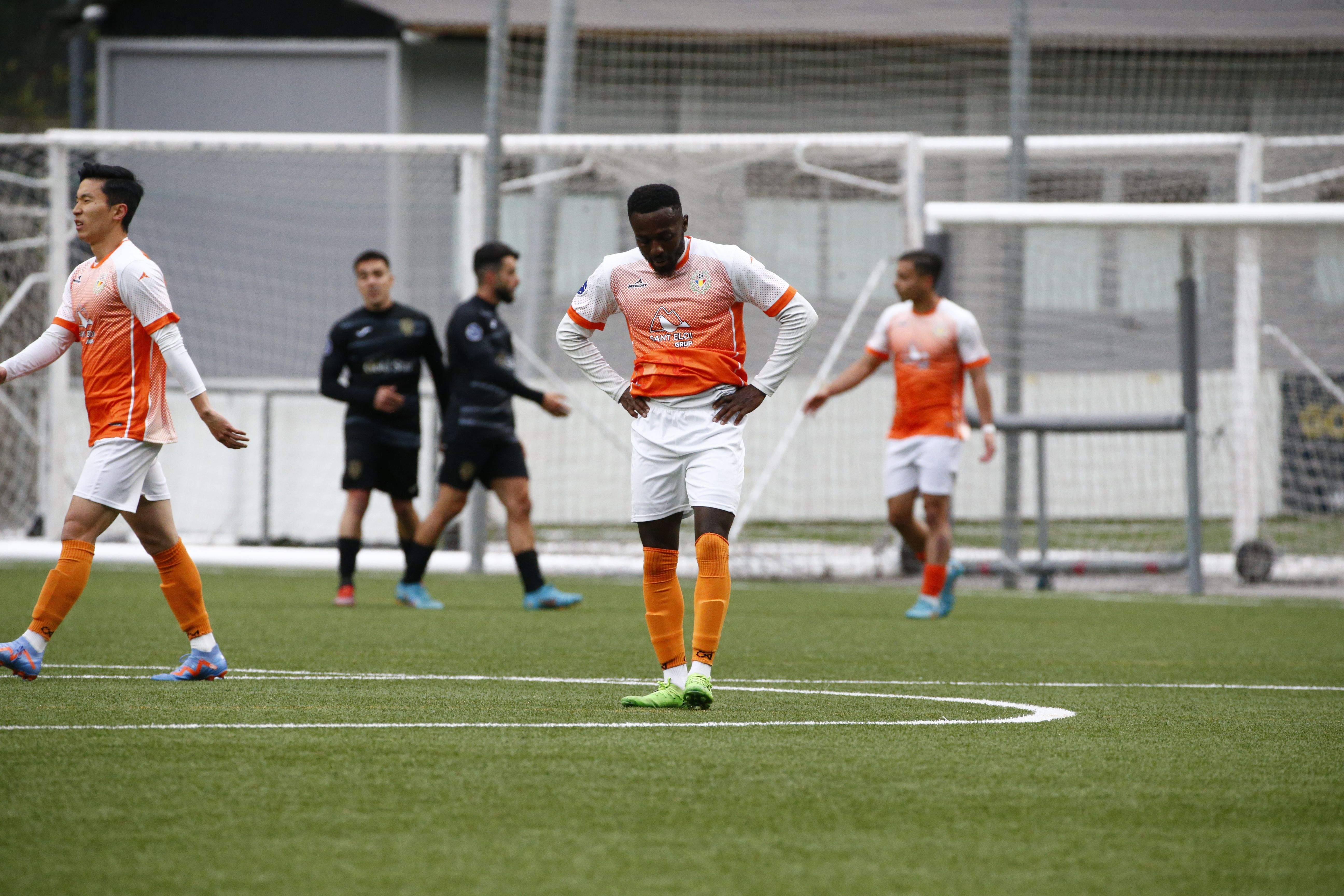 Els jugadors del Sant Julià contra l'FC Santa Coloma