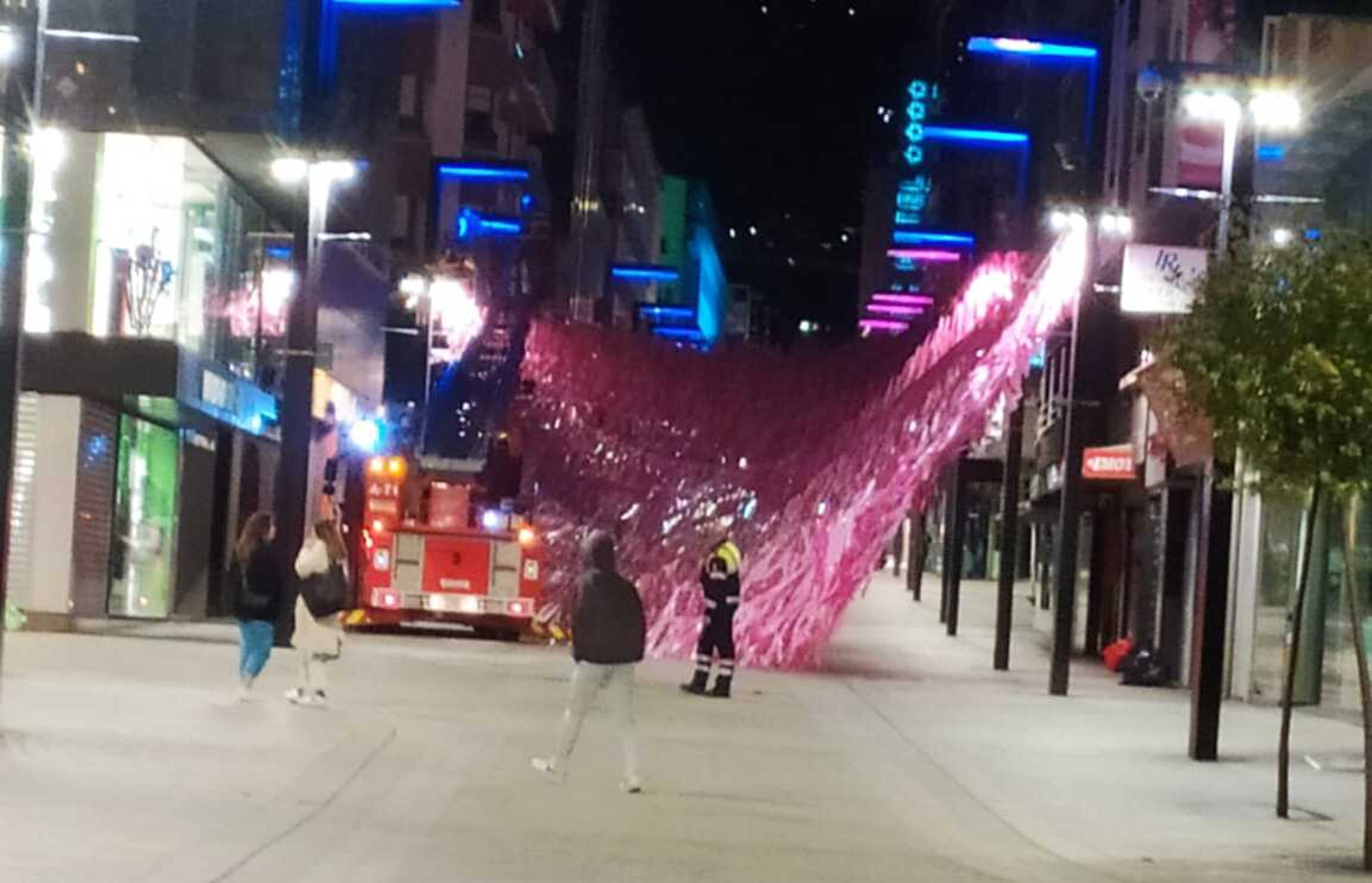 El motiu decoratiu després amb un vehicle dels bombers i un agent de circulació ja gestionant la situació.
