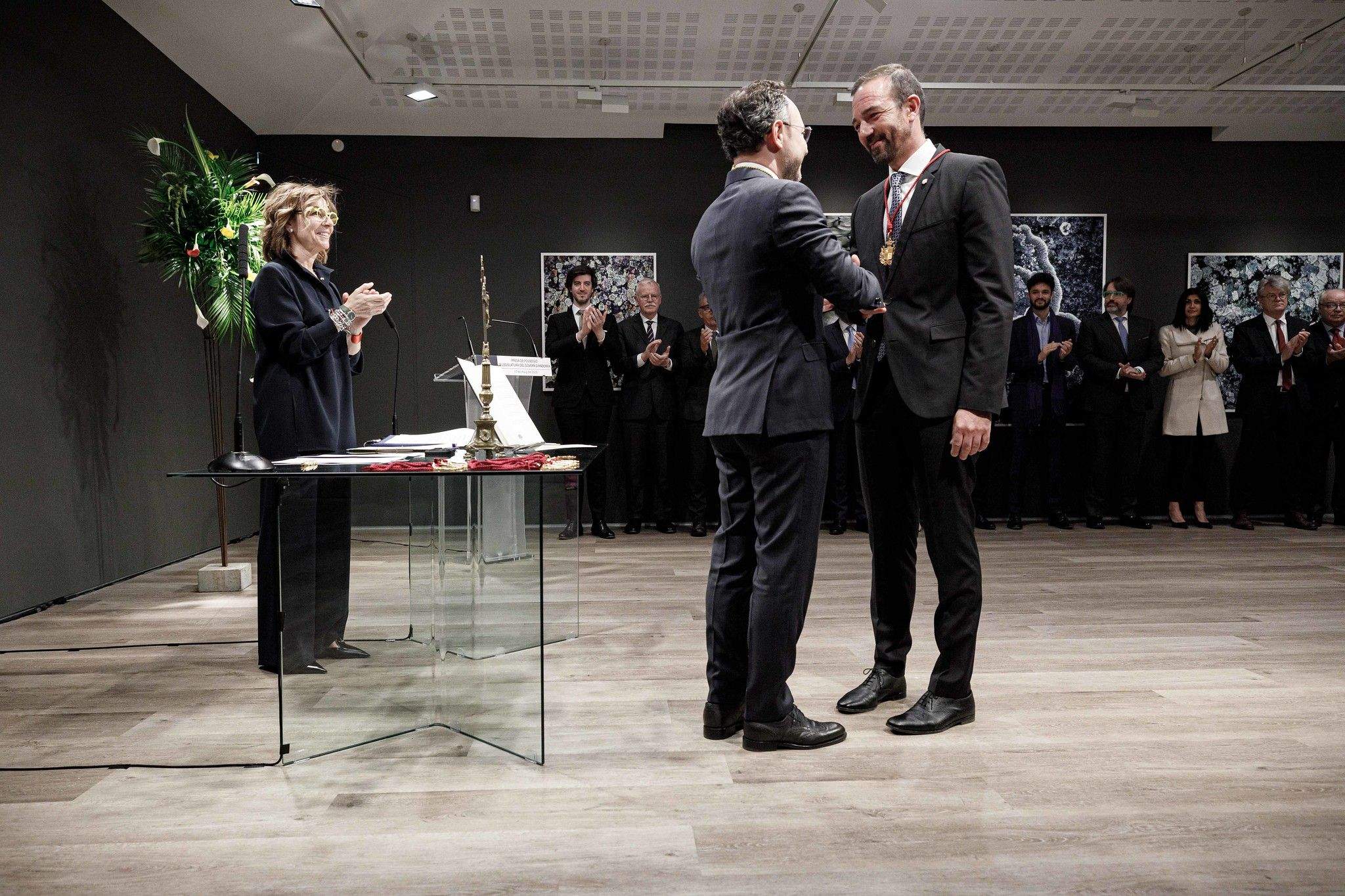 Espot saluda Torres Falcó després del jurament.