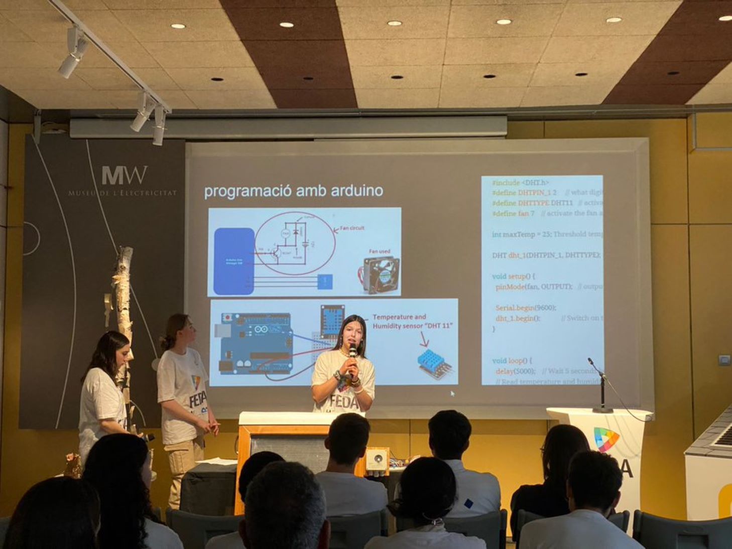 Tres alumnes del Lycée Comte de Foix durant la presentació.