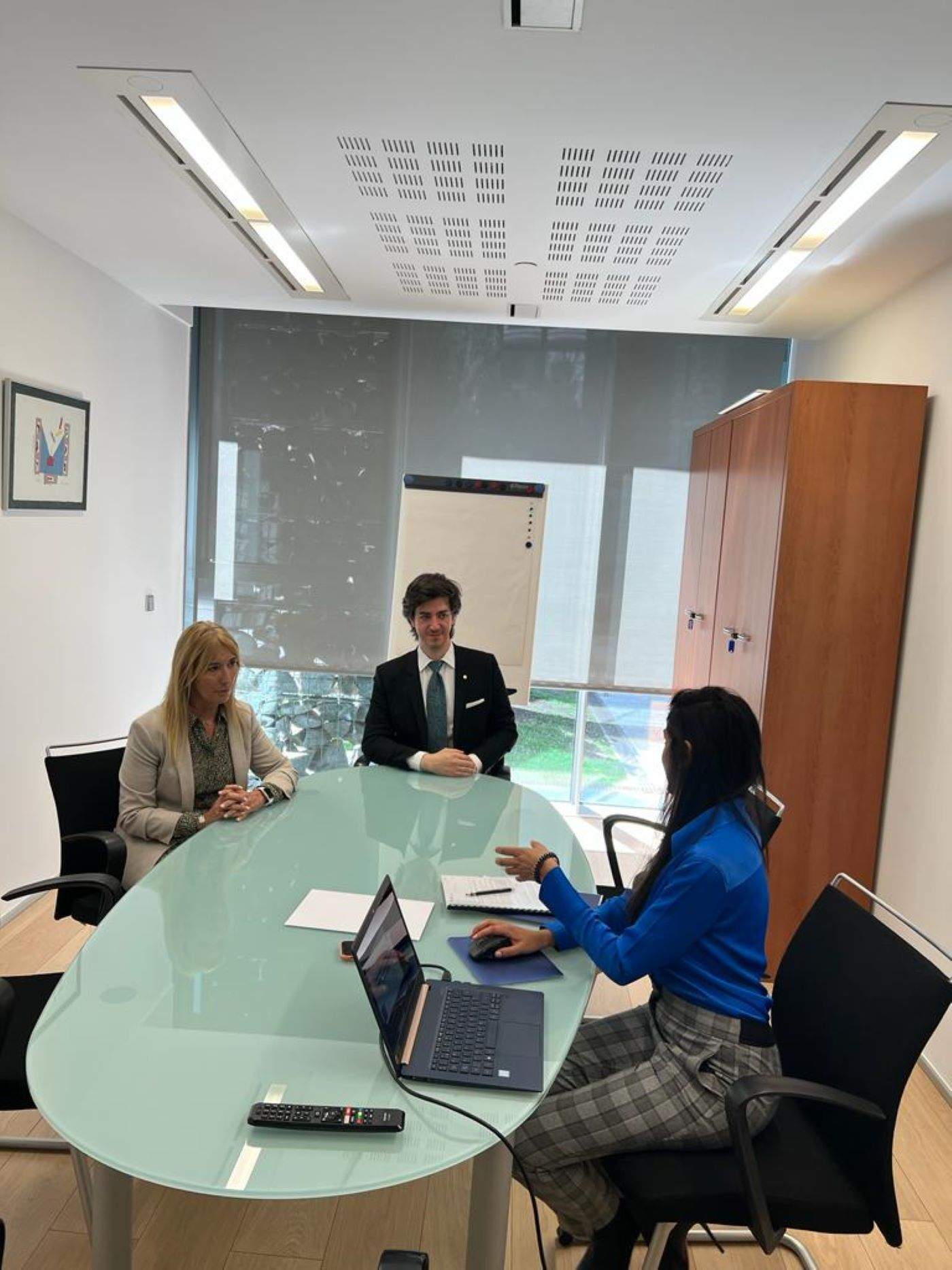 Un moment de la reunió d'ara fa uns dies dels síndics amb la presidenta de l'APDA.