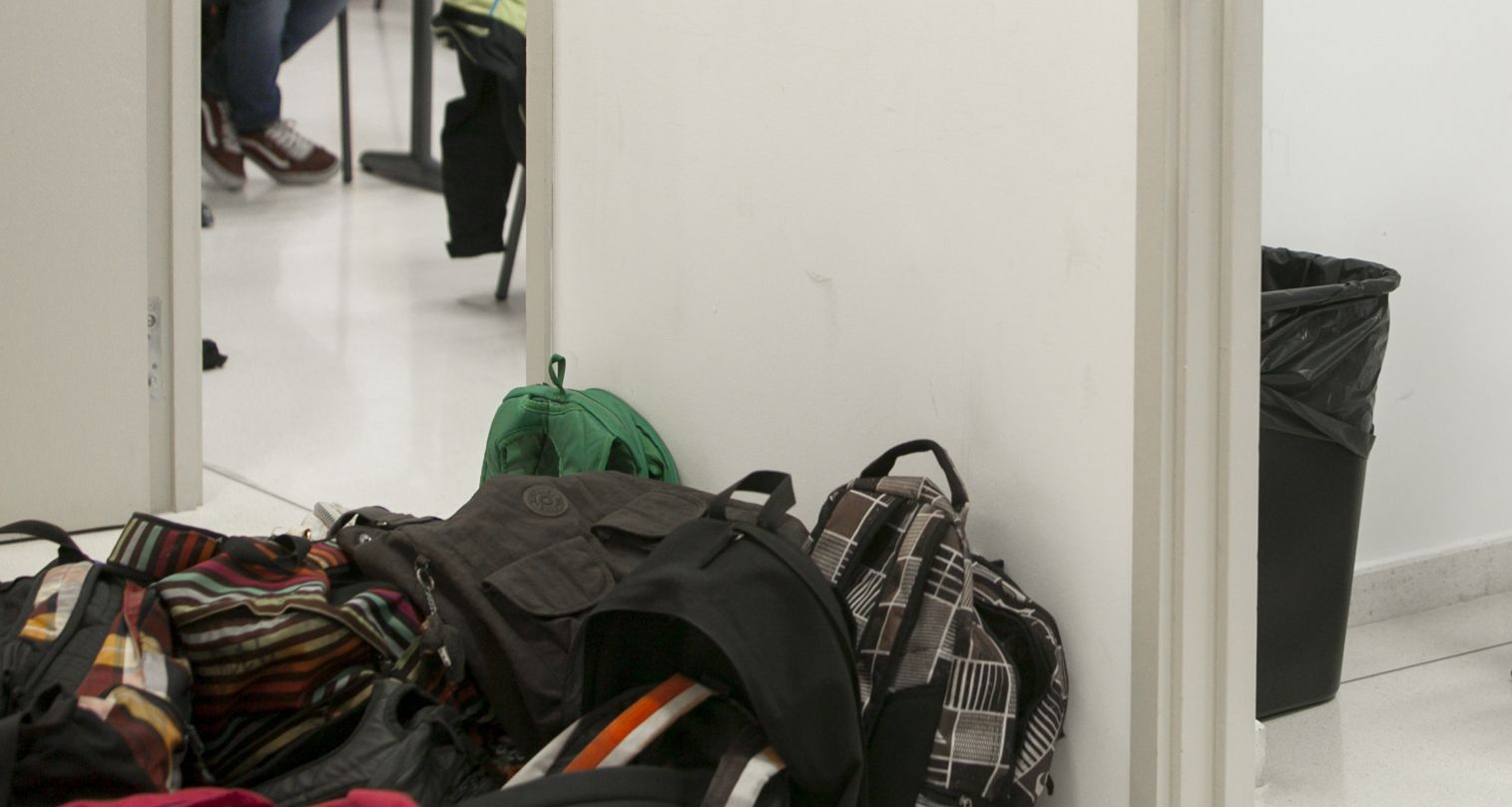 Motxilles d'estudiants durant uns exàmens de les POB. Motxilles d'estudiants durant uns exàmens de les POB.
