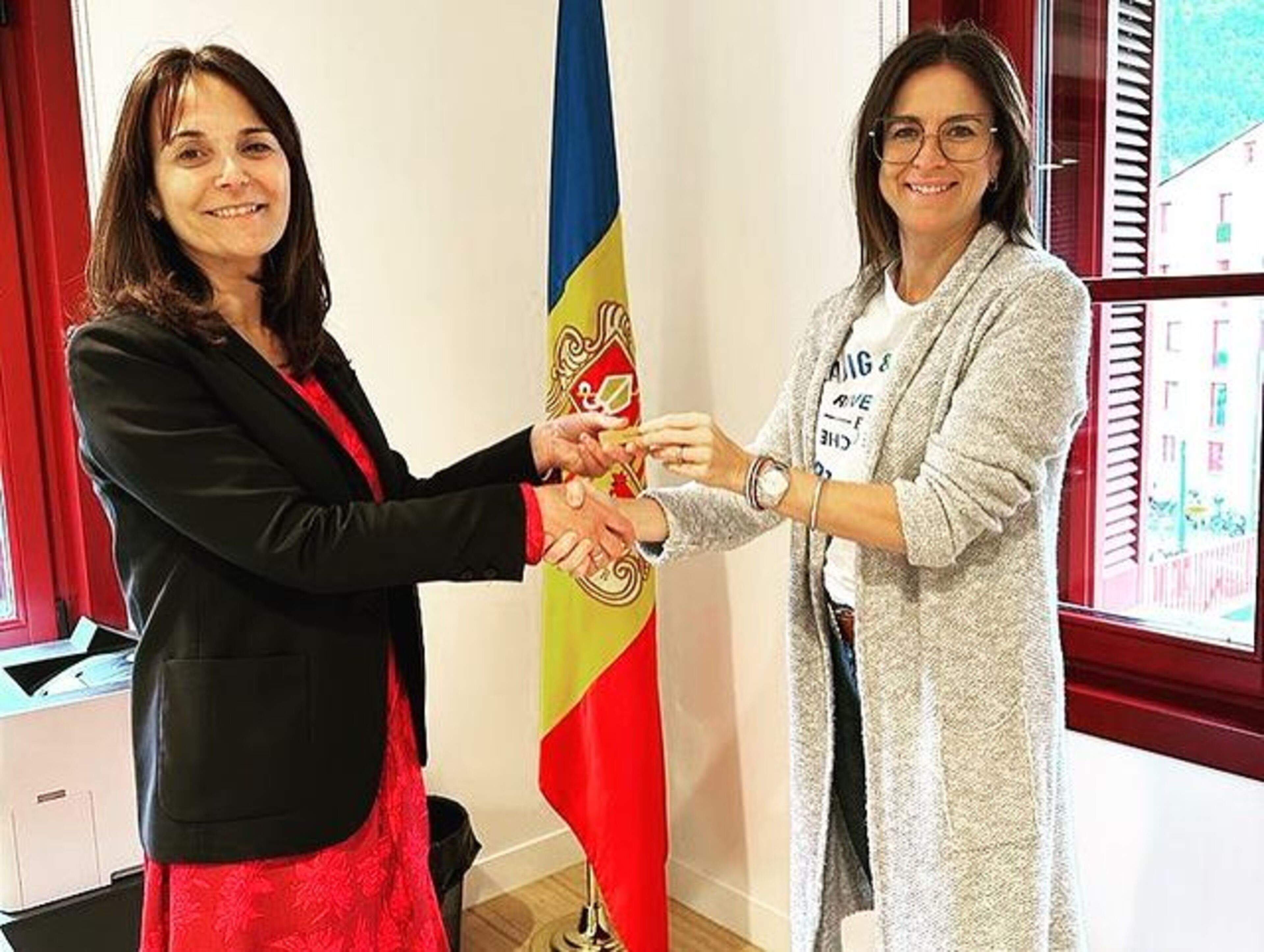 Traspàs de poders entre Sílvia Riva (dreta) i Mònica Bonell.