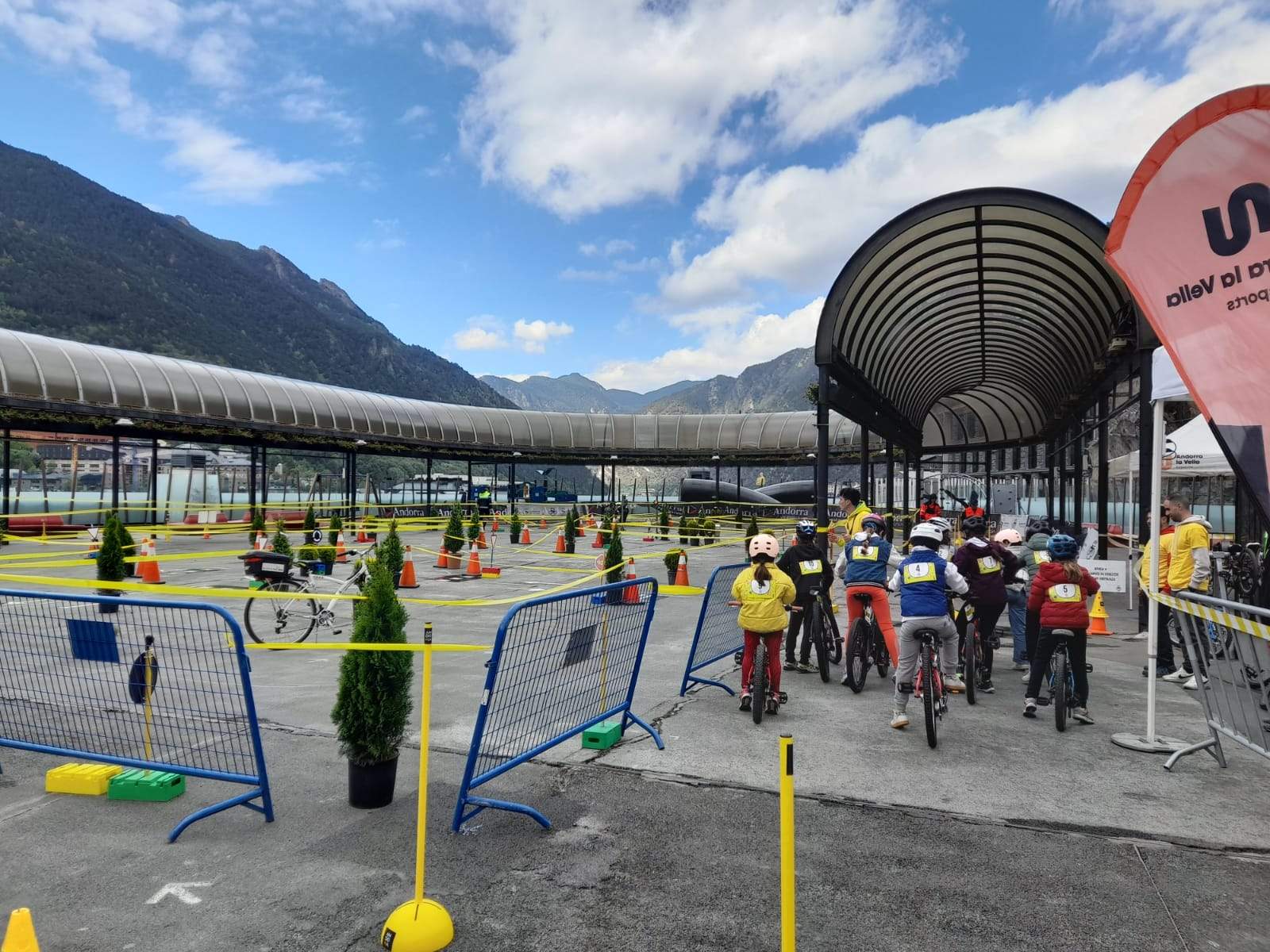 Els infants preparats per començar el circuit