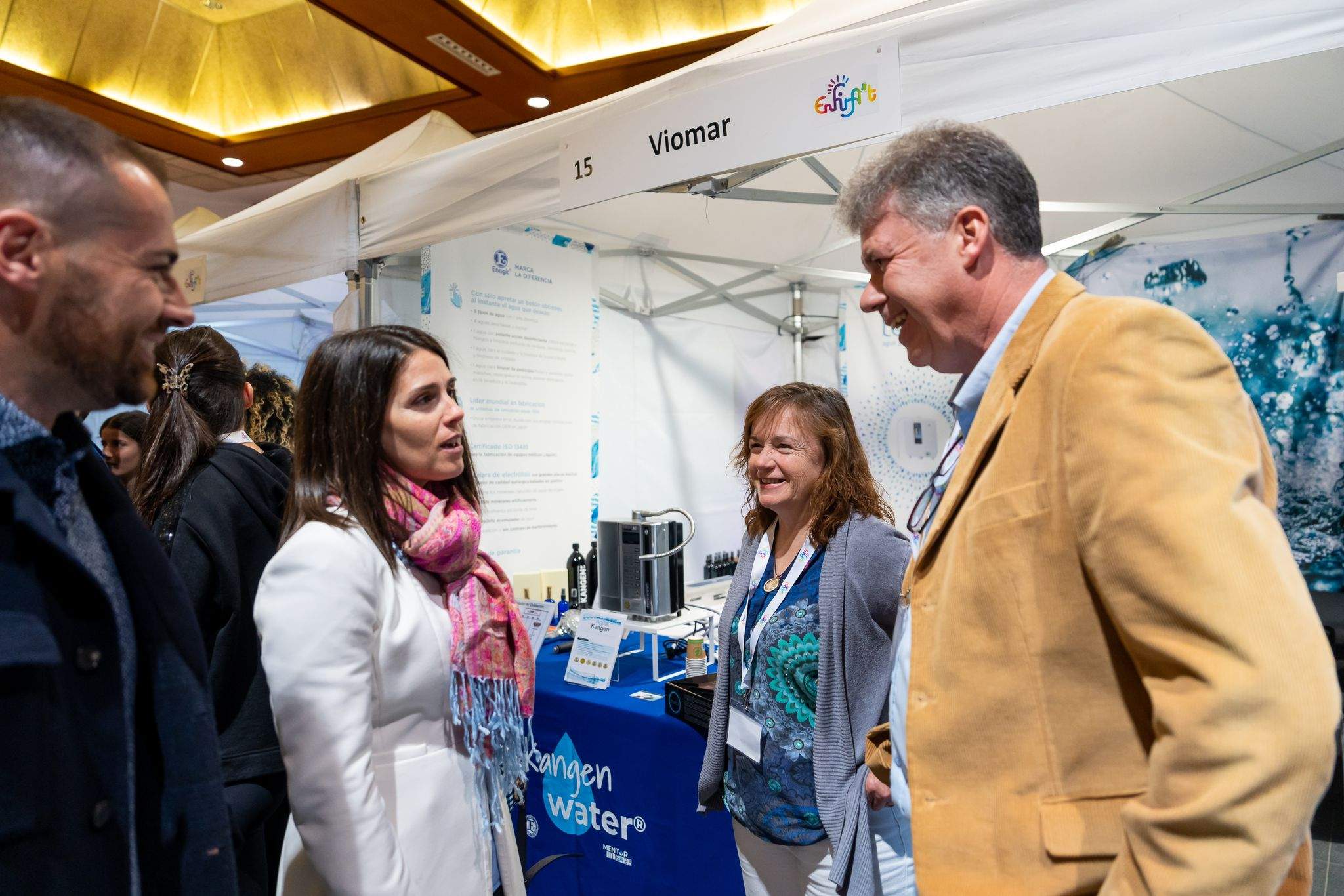 Laura Mas visitant un dels expositora de l'Enfira't