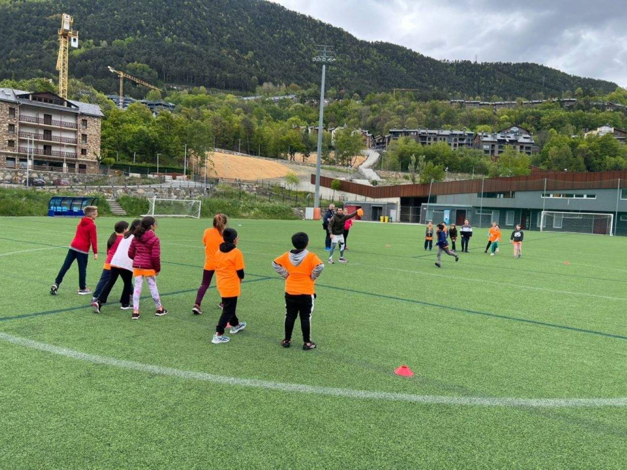 Diversos alumnes en la trobada final d'esports extraescolars al Centre de Tecnificació d'Ordino (CTO).