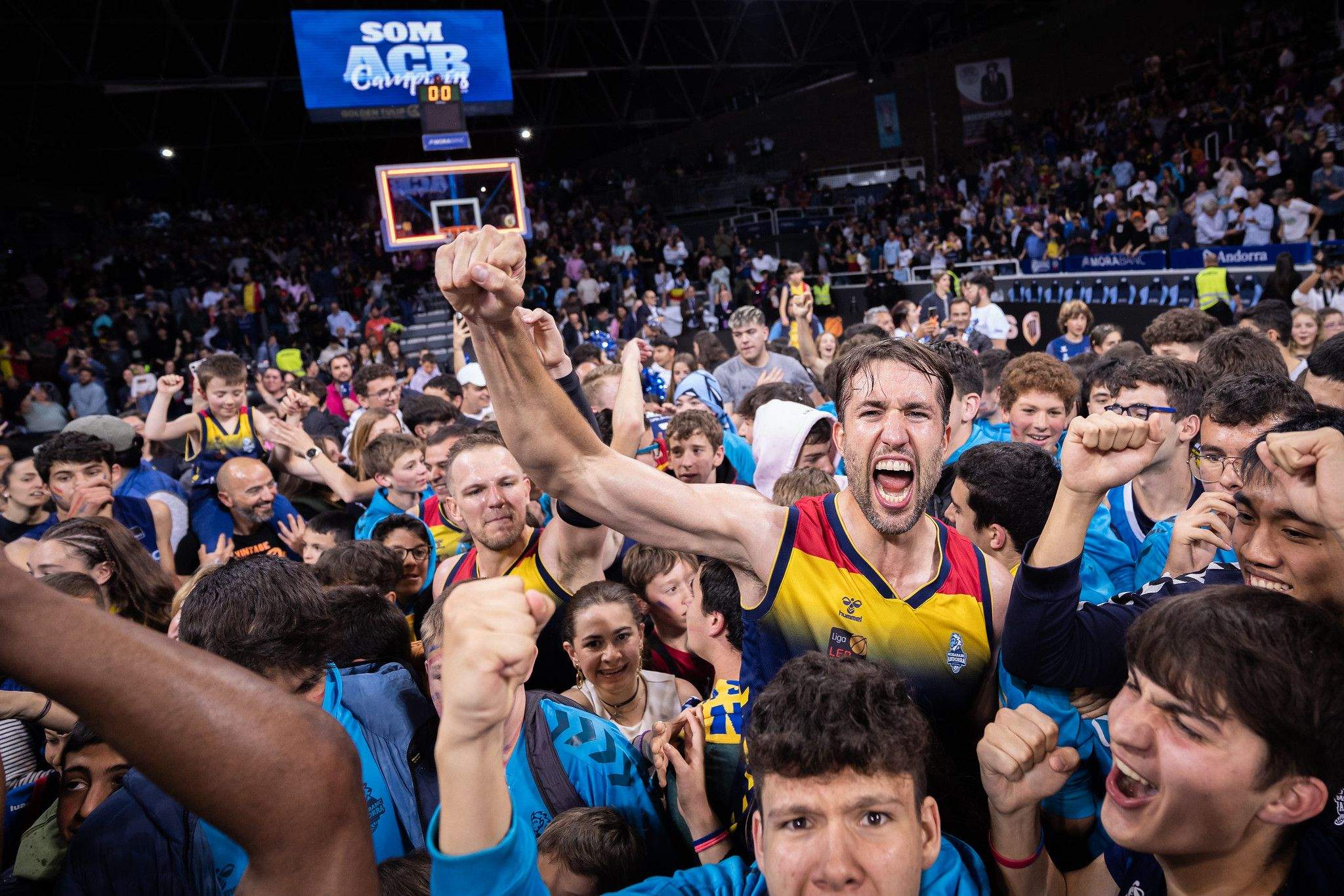 Els jugadors del MoraBanc celebrant l'ascens a l'ACB amb els aficionats