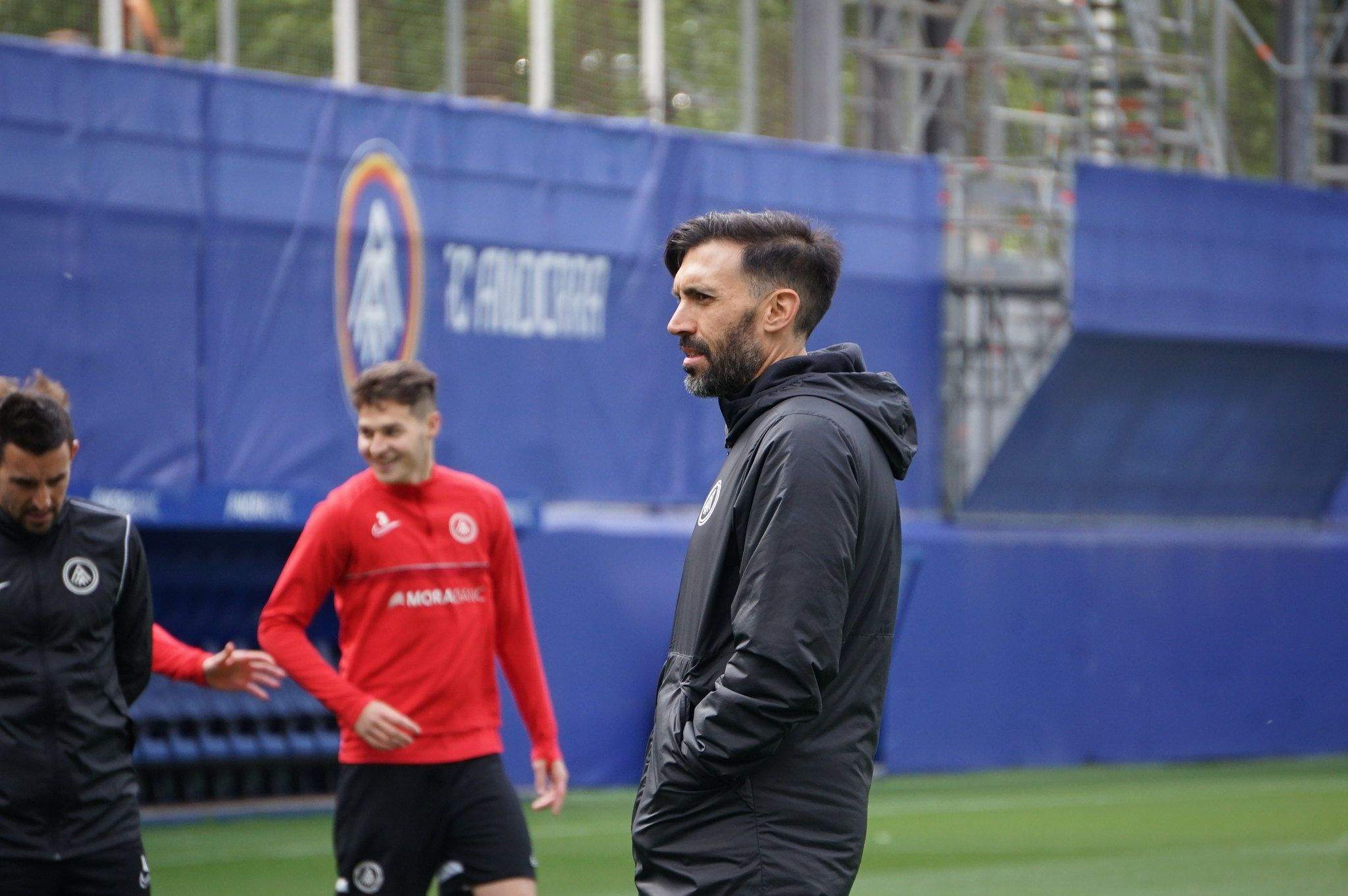 Eder sarabia dirigint un entrenament de l'FC Andorra