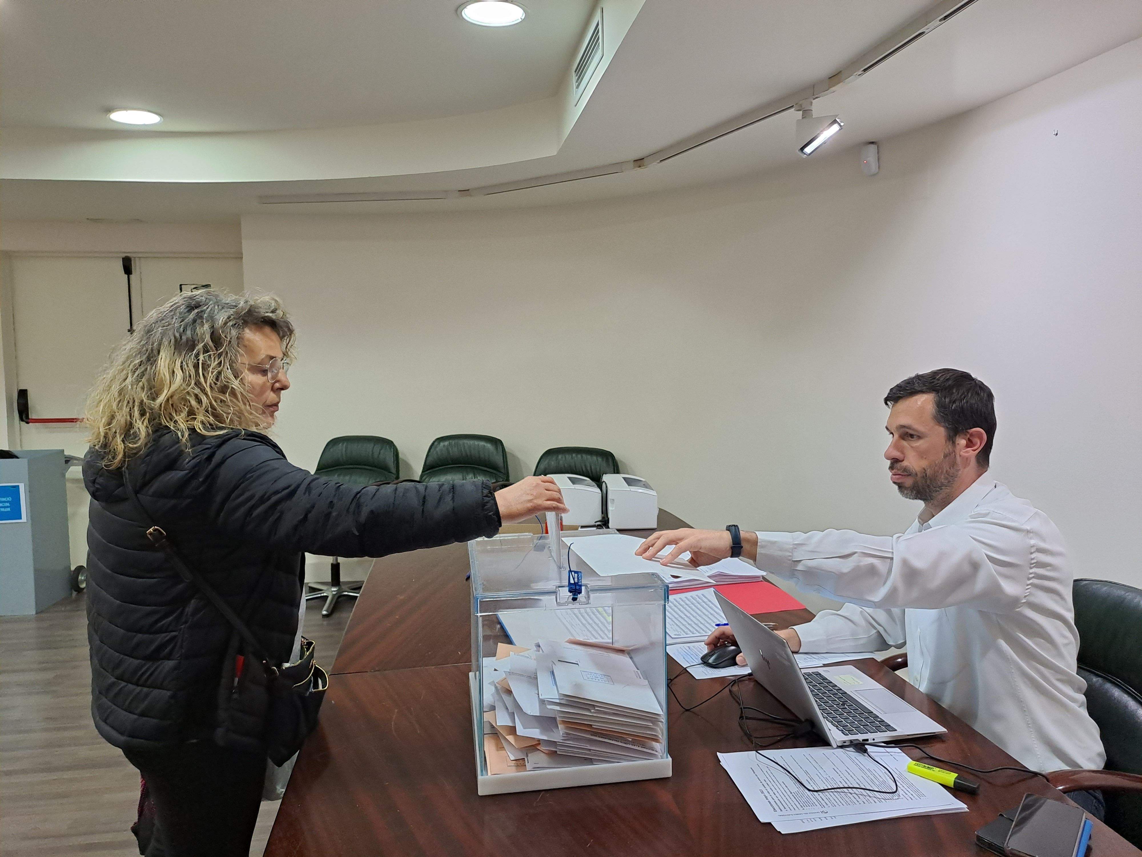 L'Antonia diposita el seu vot.