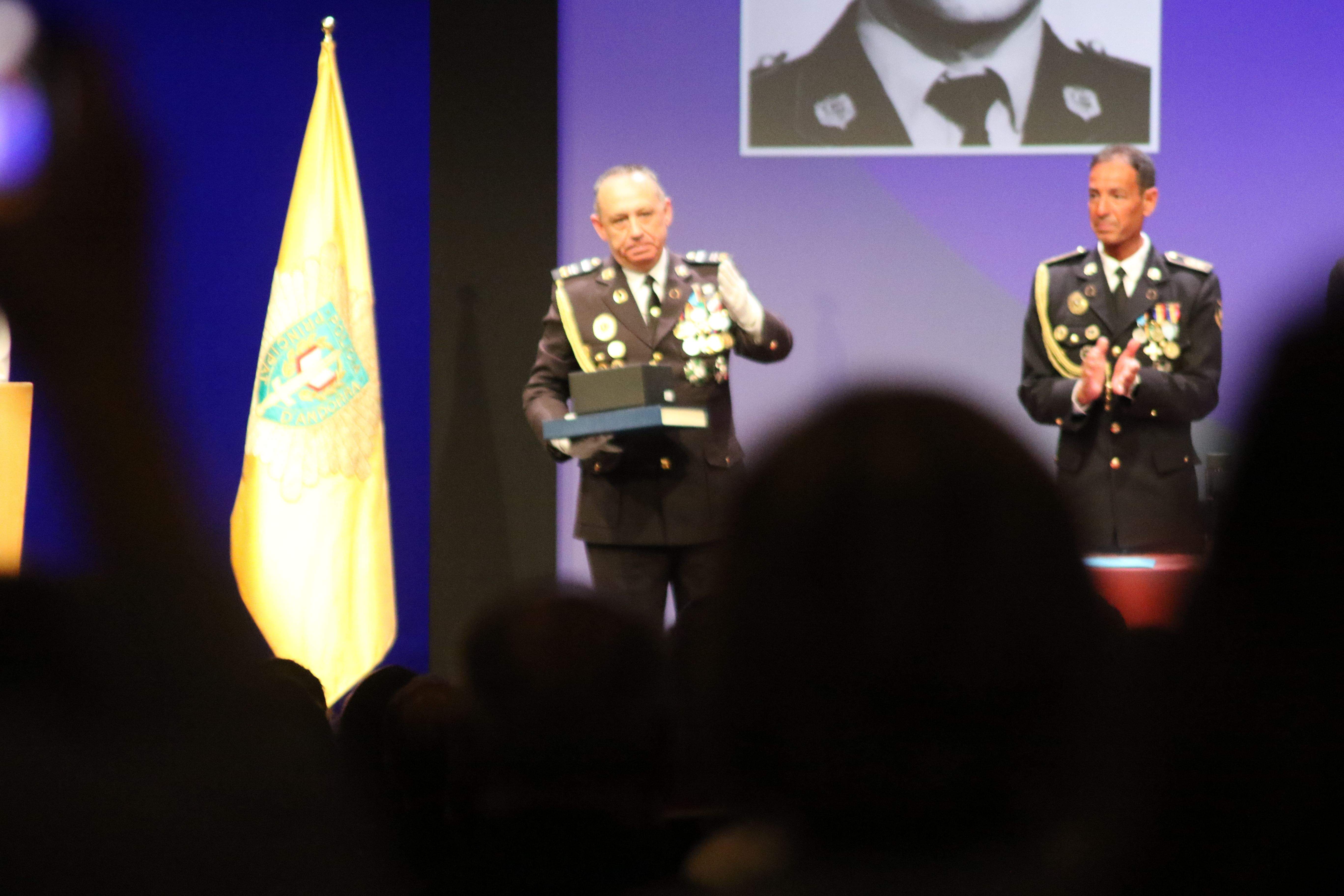 Jordi Moreno agraïnt l'ovació a una platea dempeus. Jordi Moreno agraïnt l'ovació a una platea dempeus.