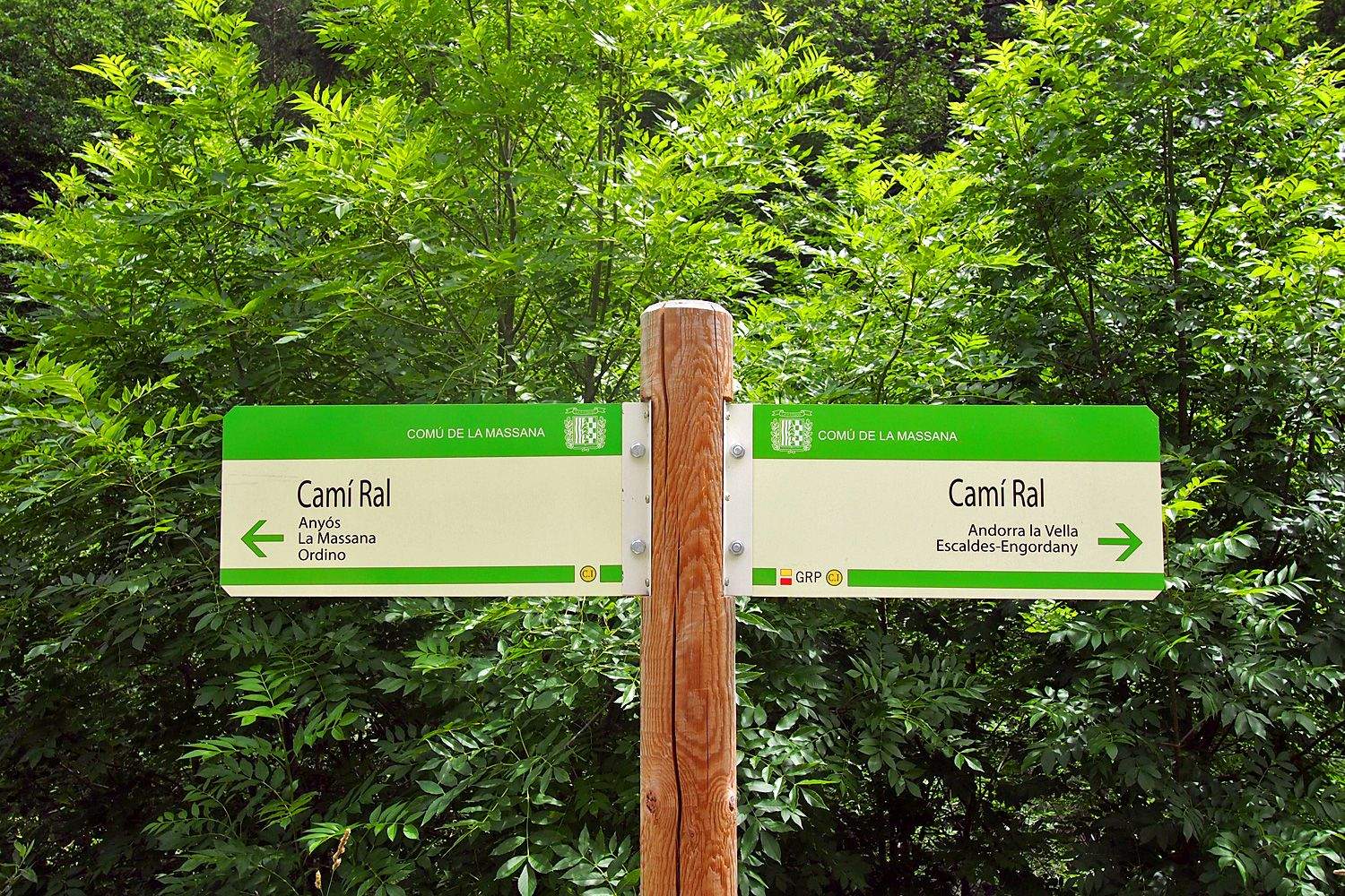 Rètols indicadors al camí ral de la Massana. Rètols indicadors al camí ral de la Massana.