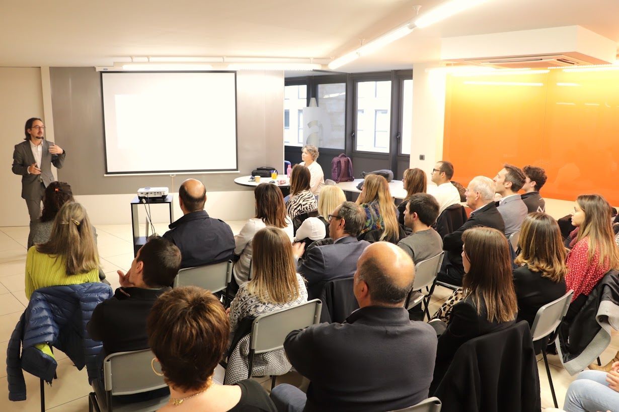 Landry Riba durant la sessió informativa amb militants i simpatitzants de Demòcrates.