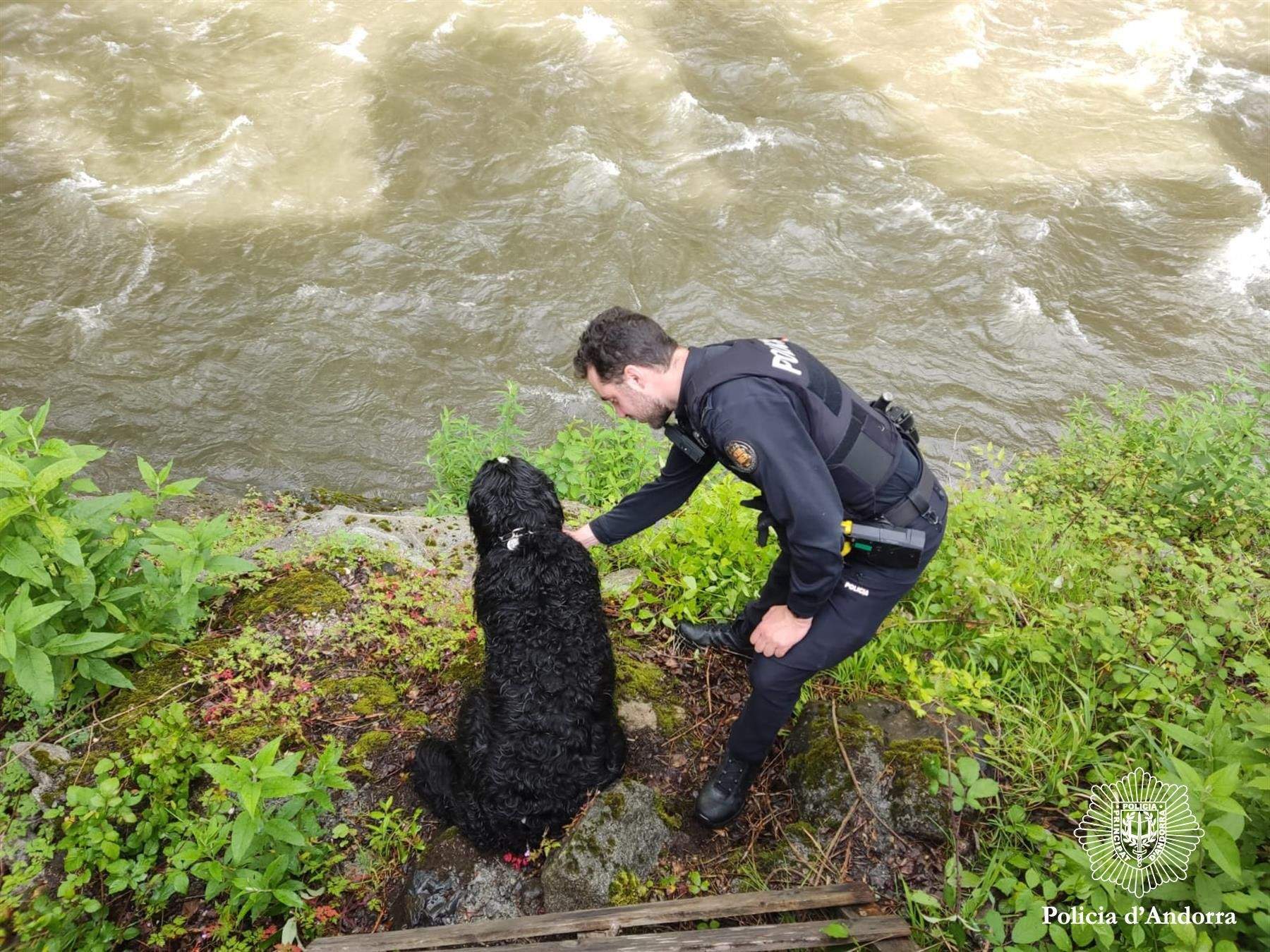 Un dels agents amb el gos a la llera del riu.