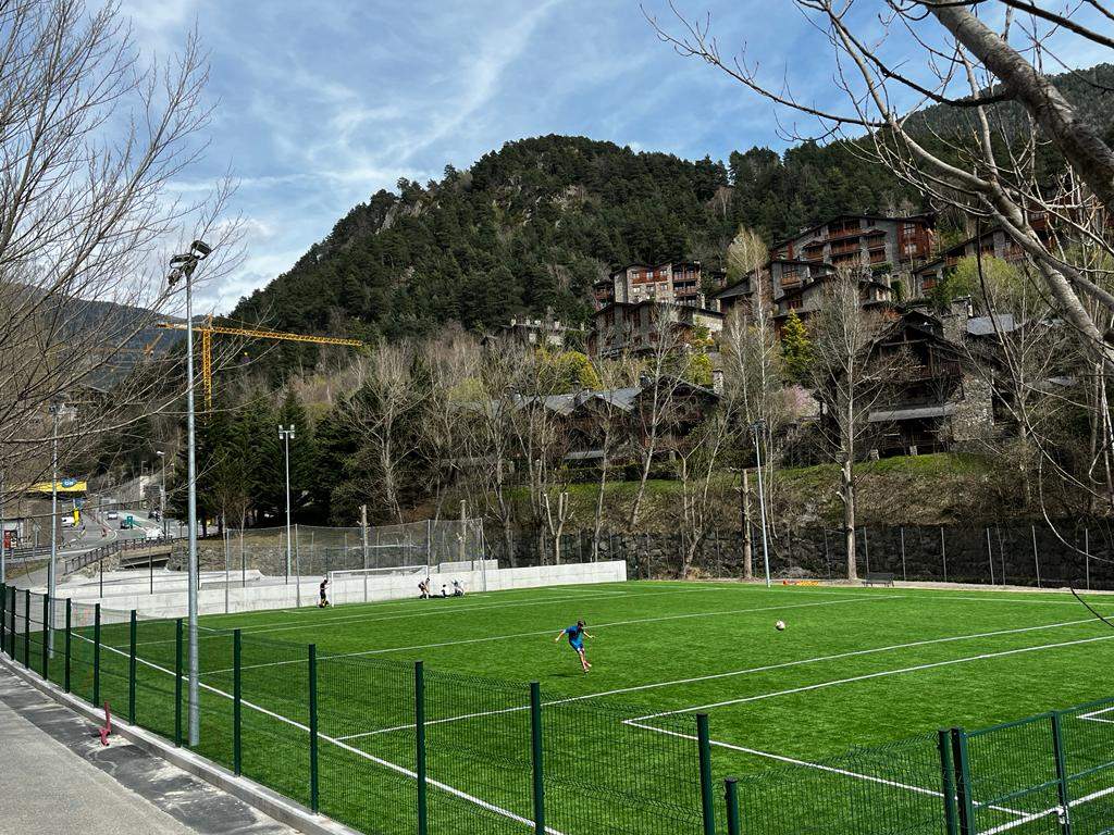 El camp de futbol que forma part de la primera fase, ja completada, del recinte de Santa Caterina.