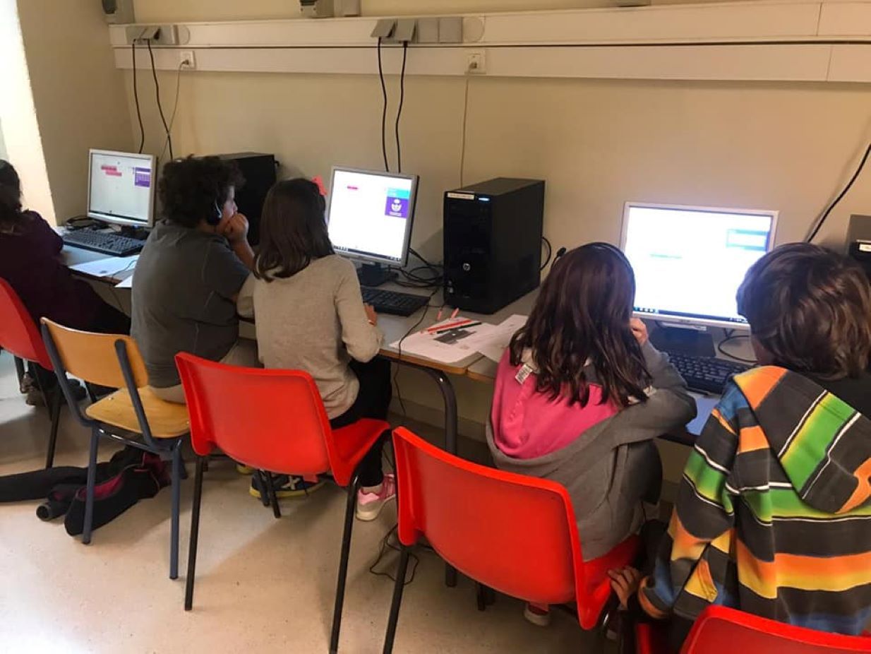 Alumnes de l'Escola andorrana treballant amb els ordinadors.