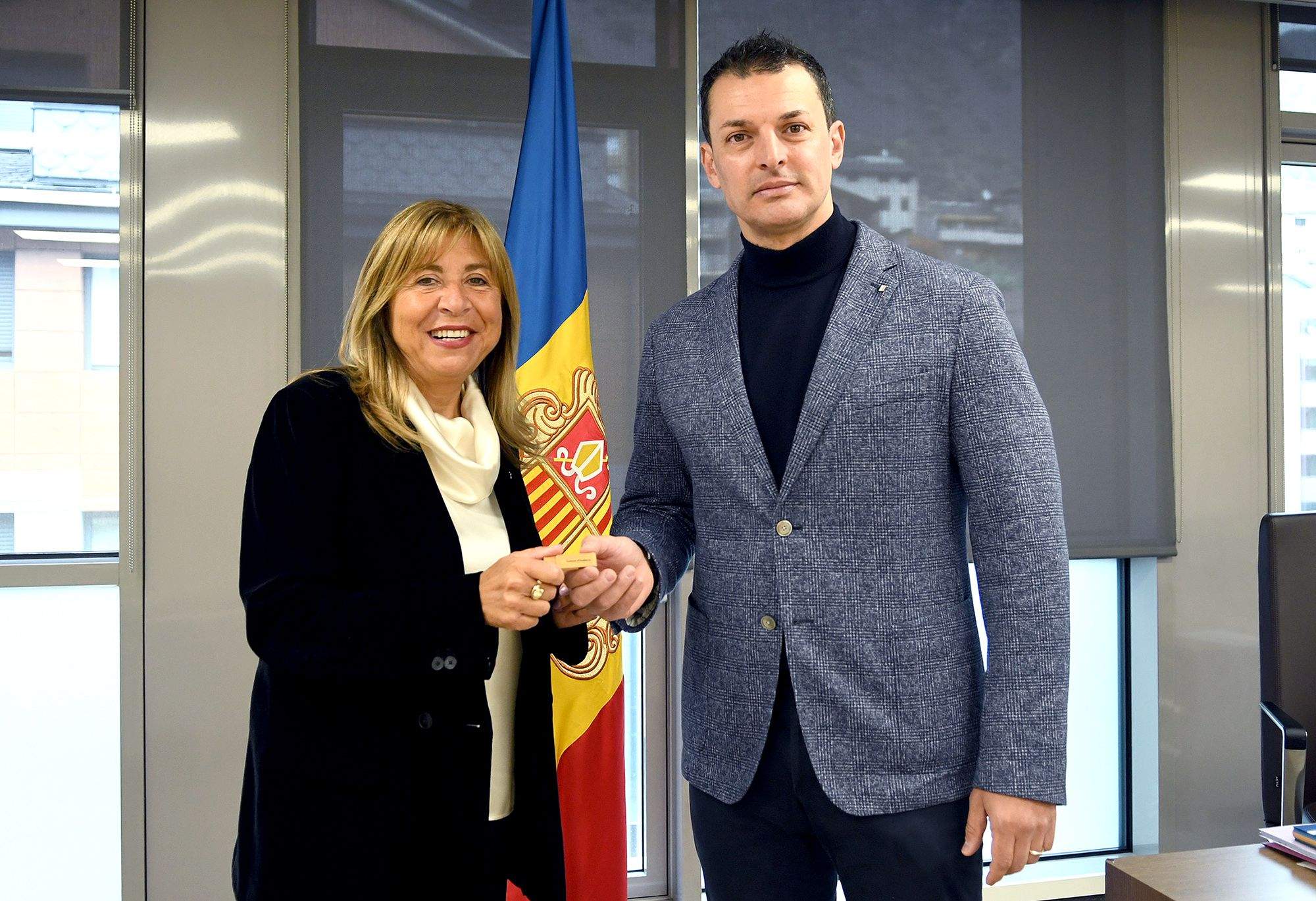 Conxita Marsol rep el traspàs de poders de Jordi Gallardo.