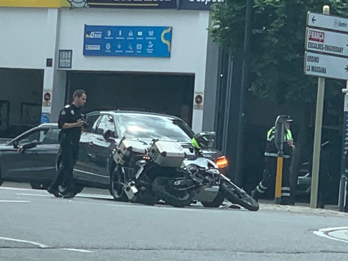 En l'accident han topat un turisme i una motocicleta.>