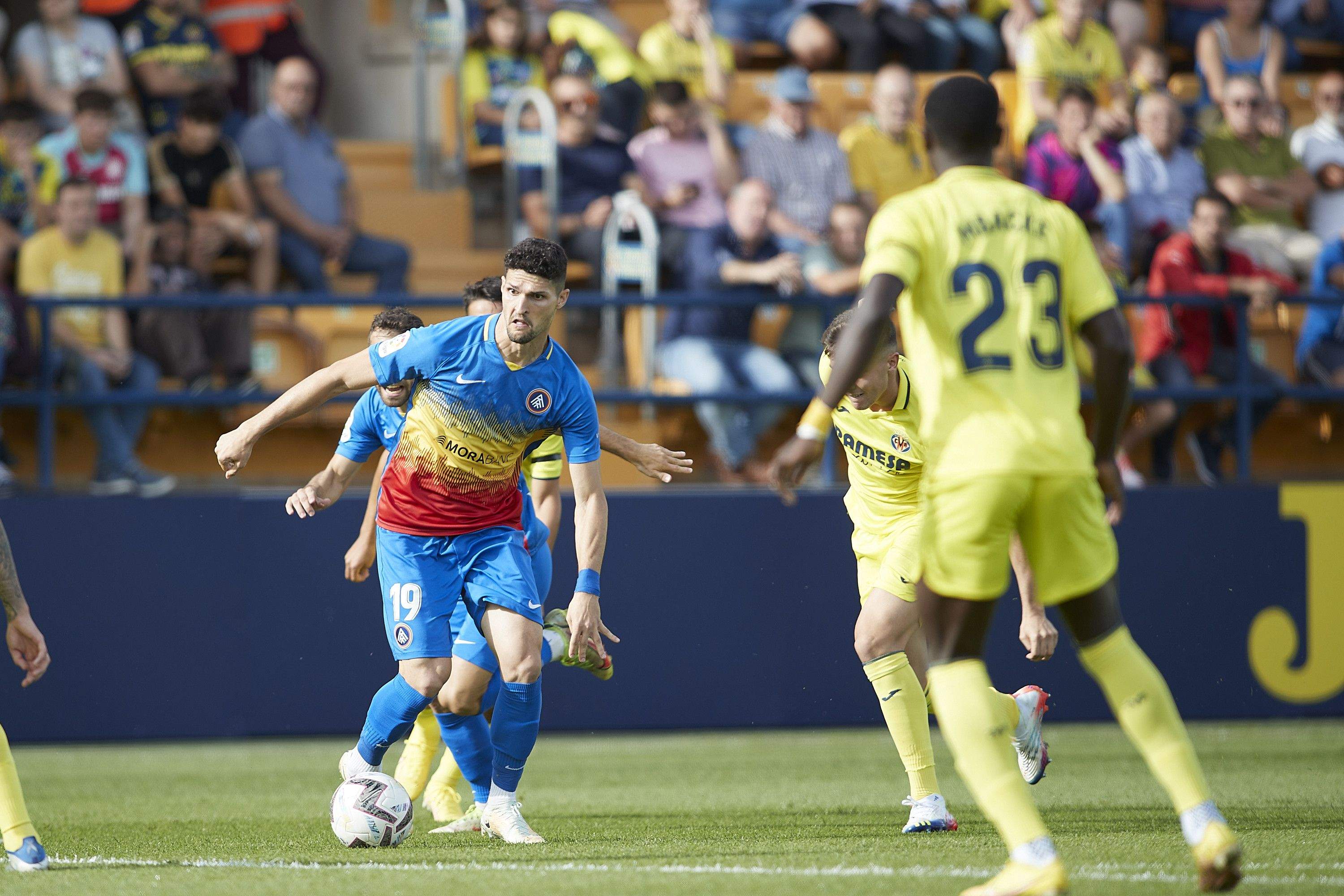 Almpanis, durant una acció del partit d'anada a Vila-real.