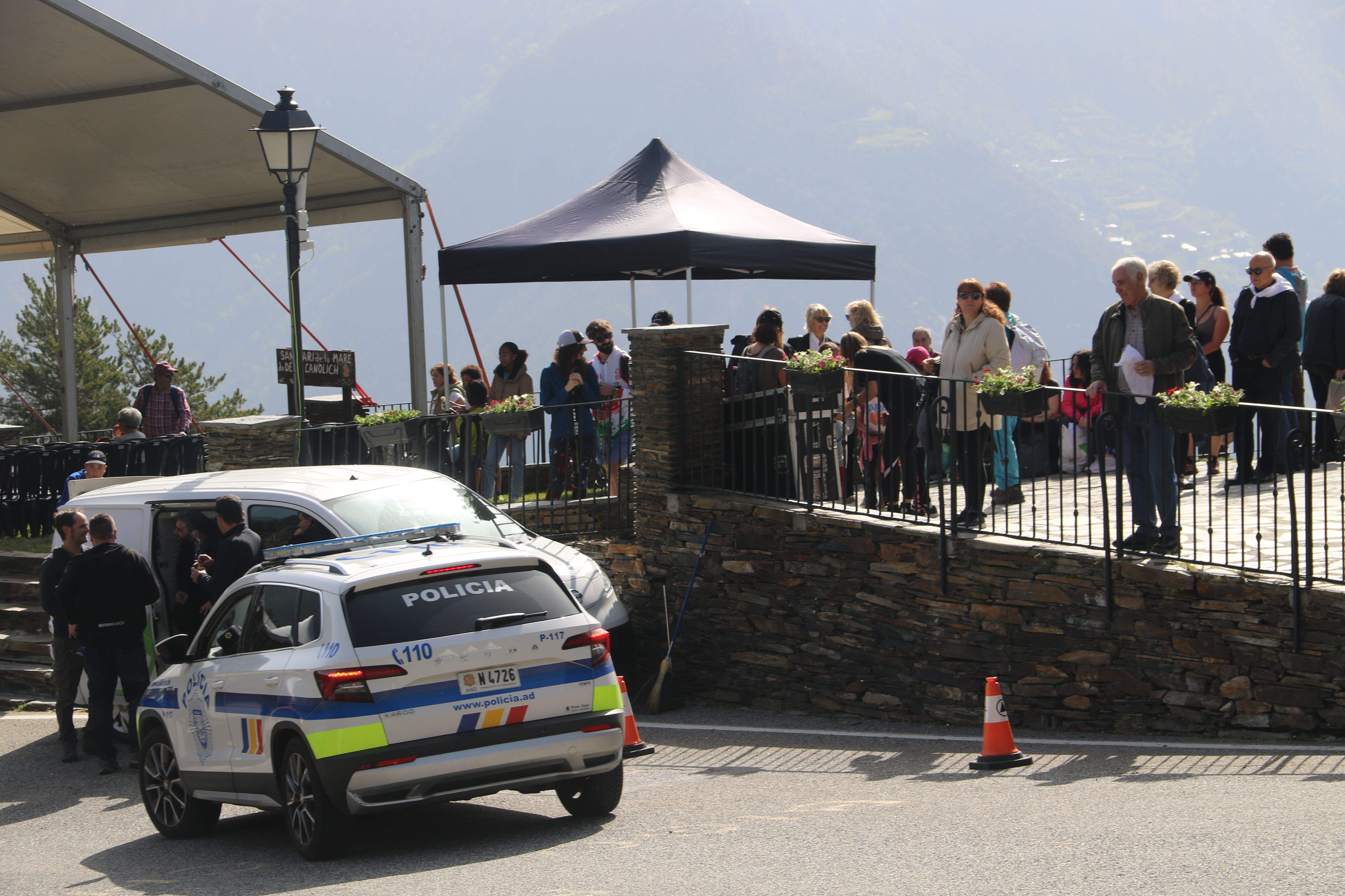 El vehicle policial marxant en primera instància després de les identificacions aquest matí.