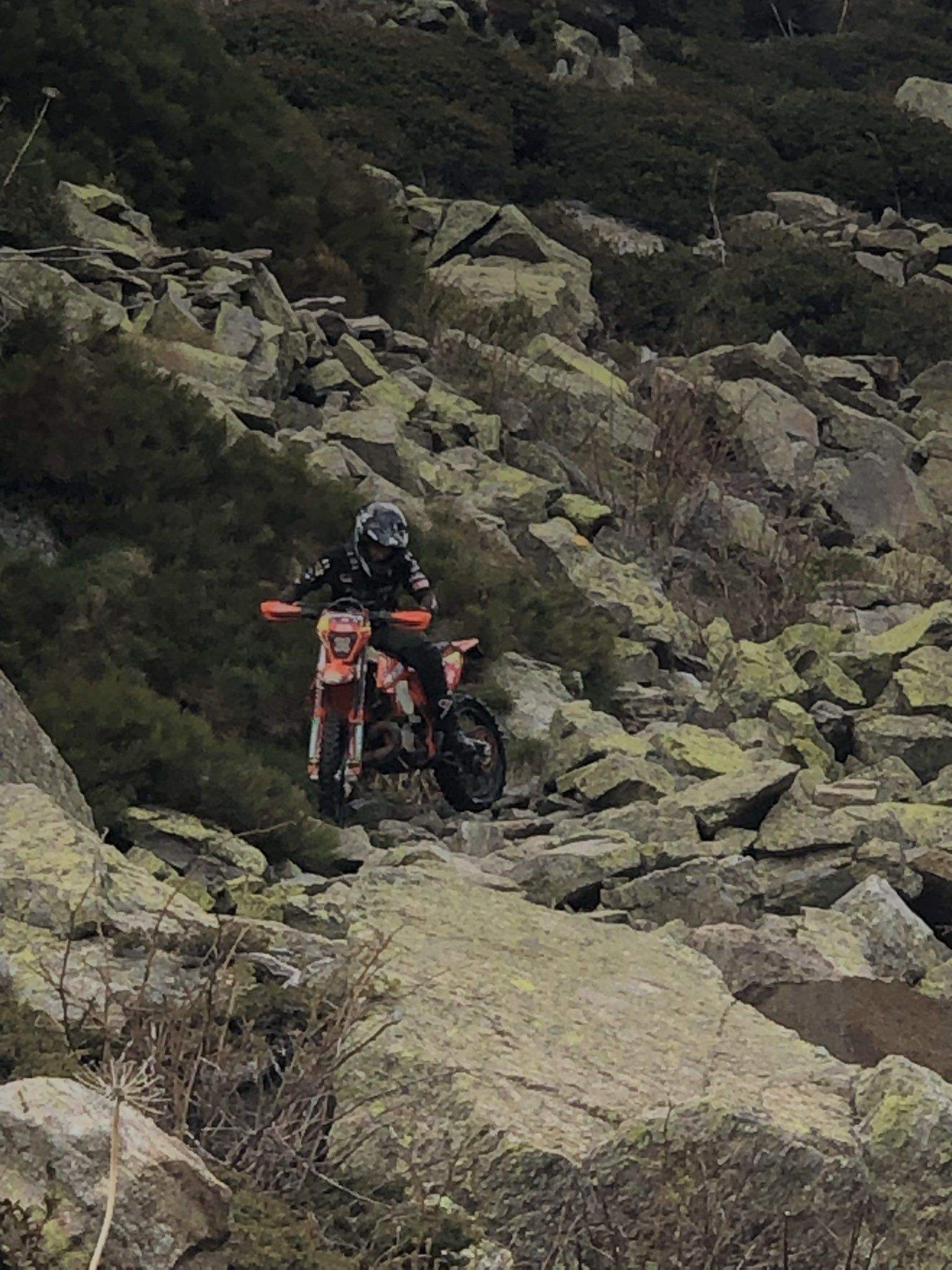 Un dels motoristes fent una pirueta en el camí, aquest matí.