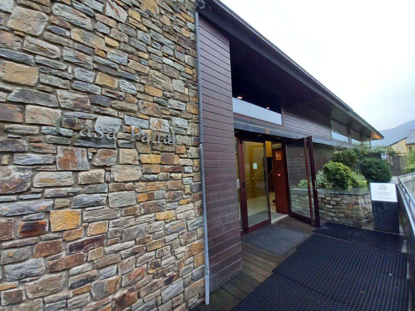 Accés a la Casa Pairal on es veu parcialment la passarel·la que s'haurà de substituir.