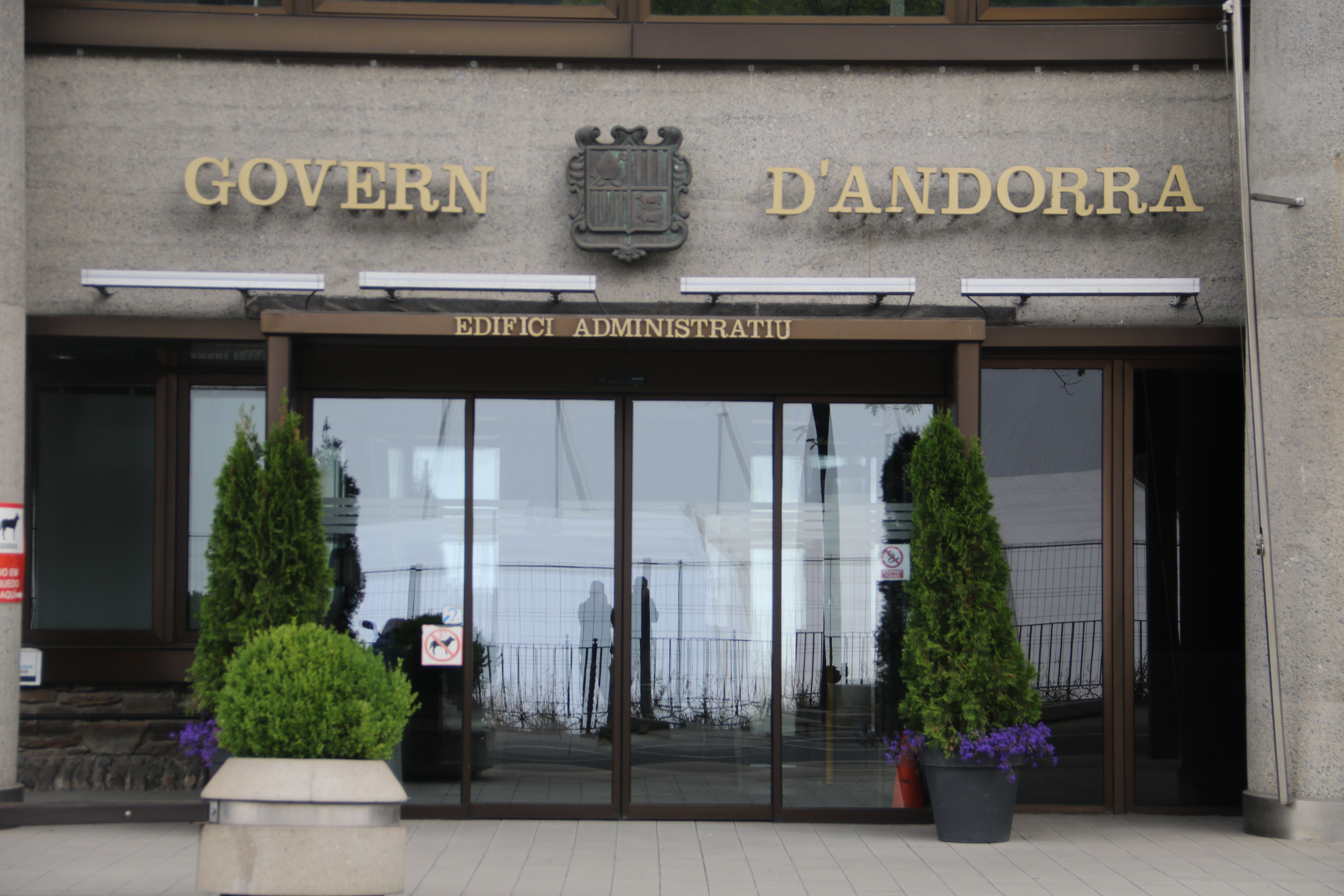 Porta principal d'entrada a l'edifici administratiu de Govern.