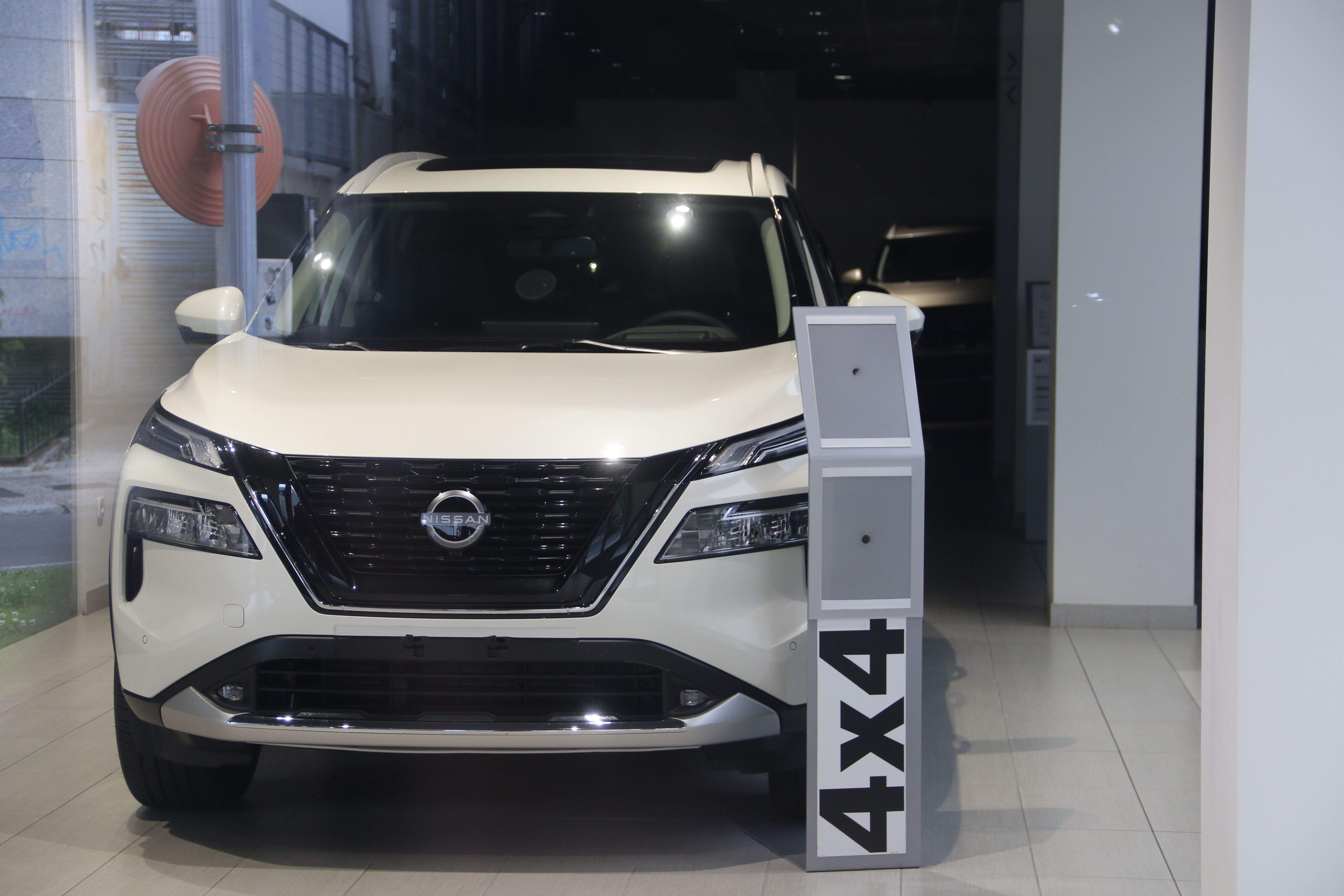 Un cotxe exposat a un concessionari.