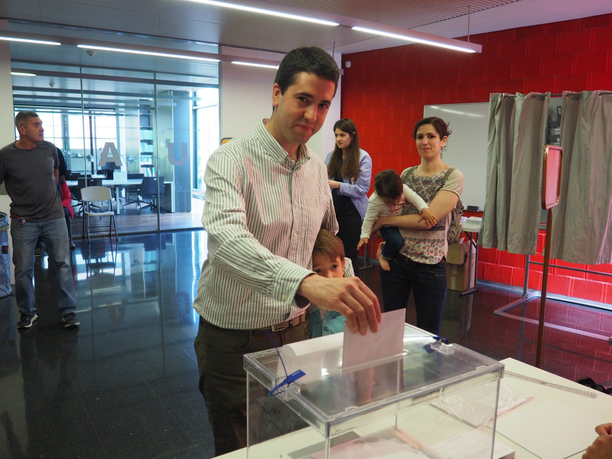 Joan Barrera en acudir a votar aquest matí.