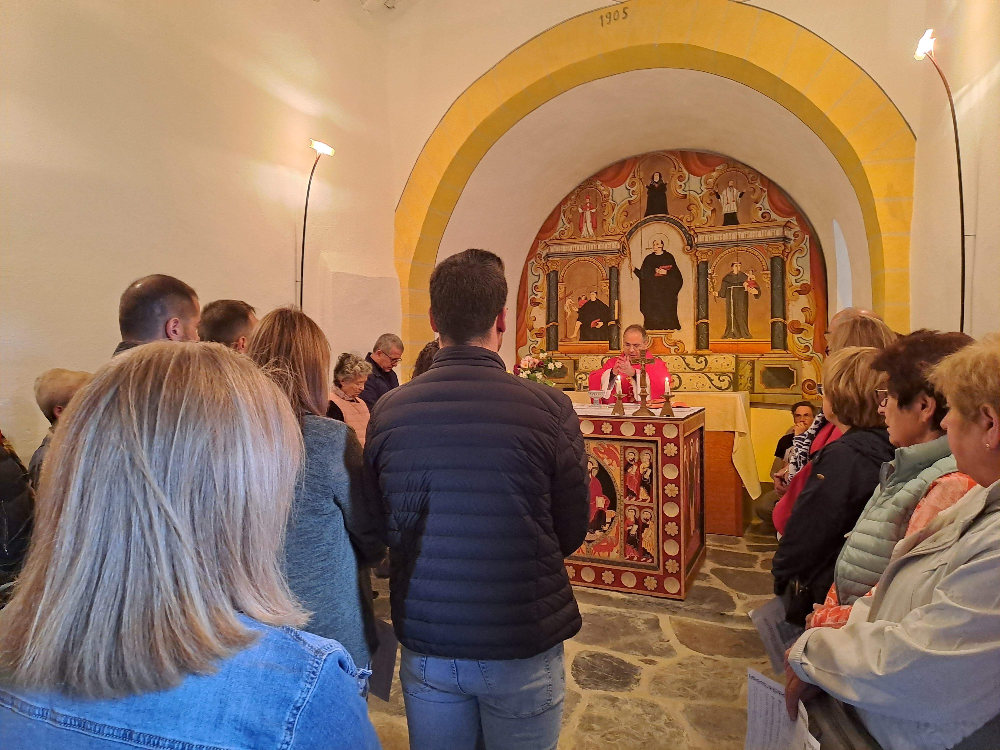 Seguint l'ofici religiós.