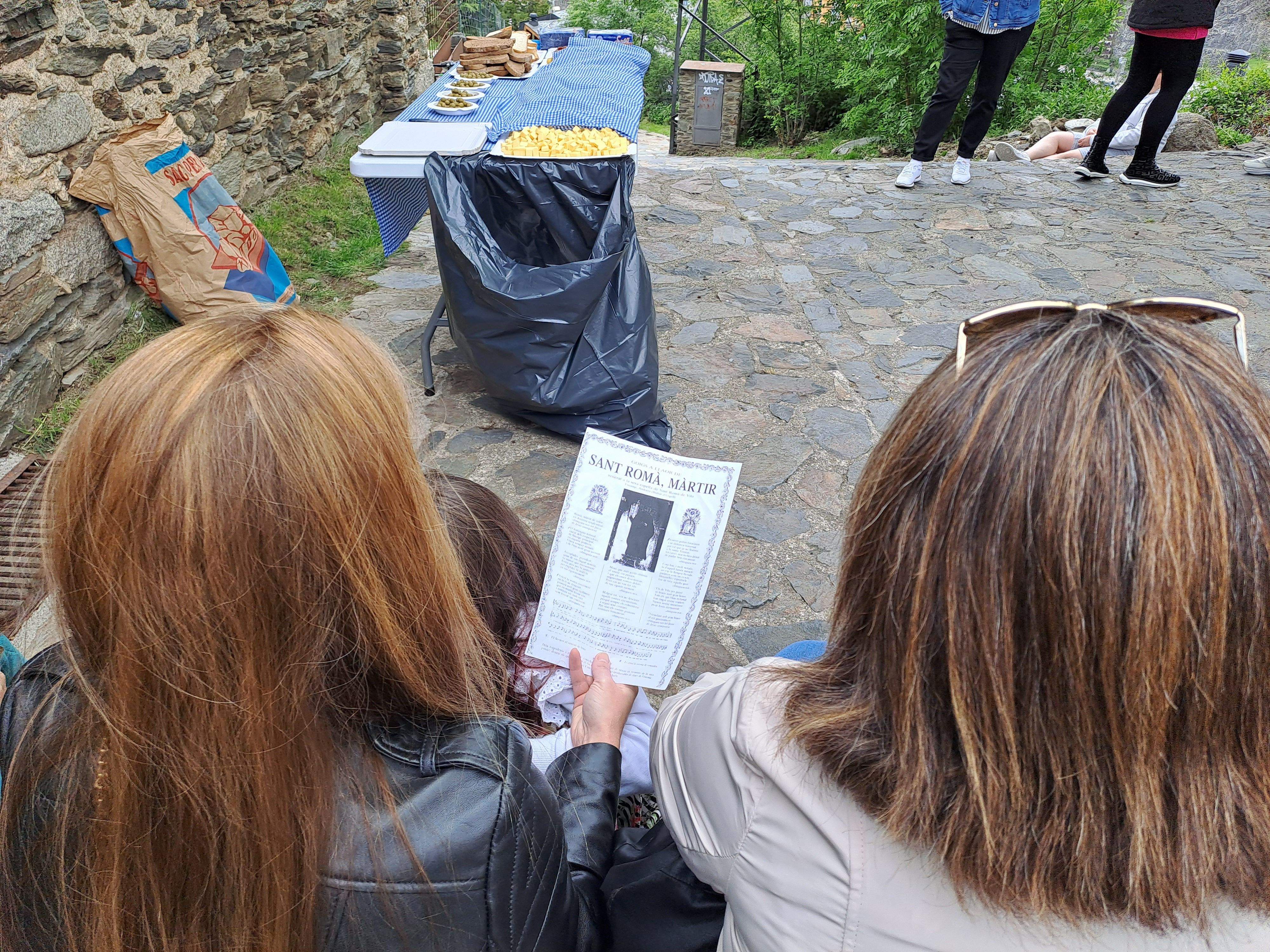 Cantant els Goigs a Sant Romà. 