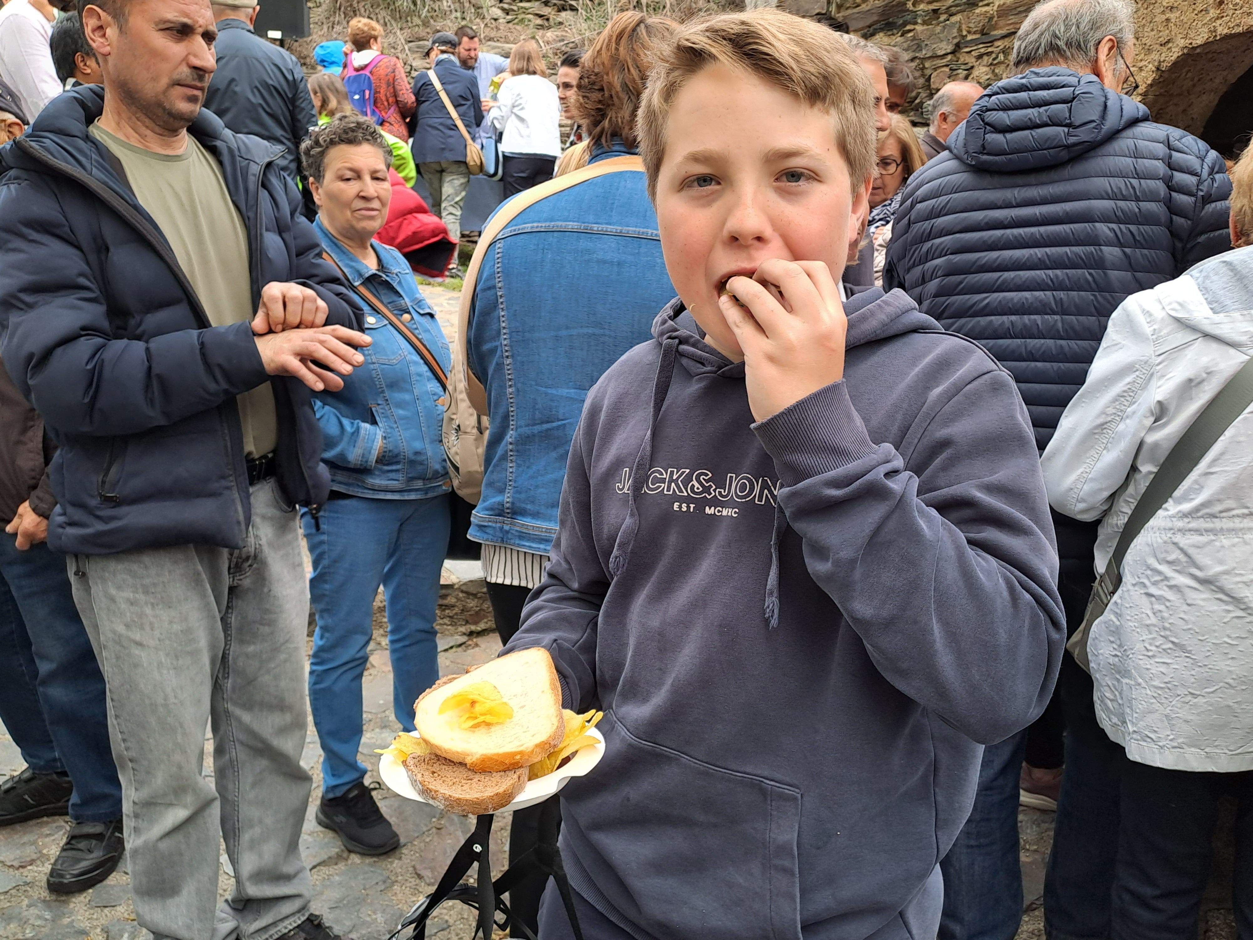 Un nen gaudeix del menjar de l'aperitiu.
