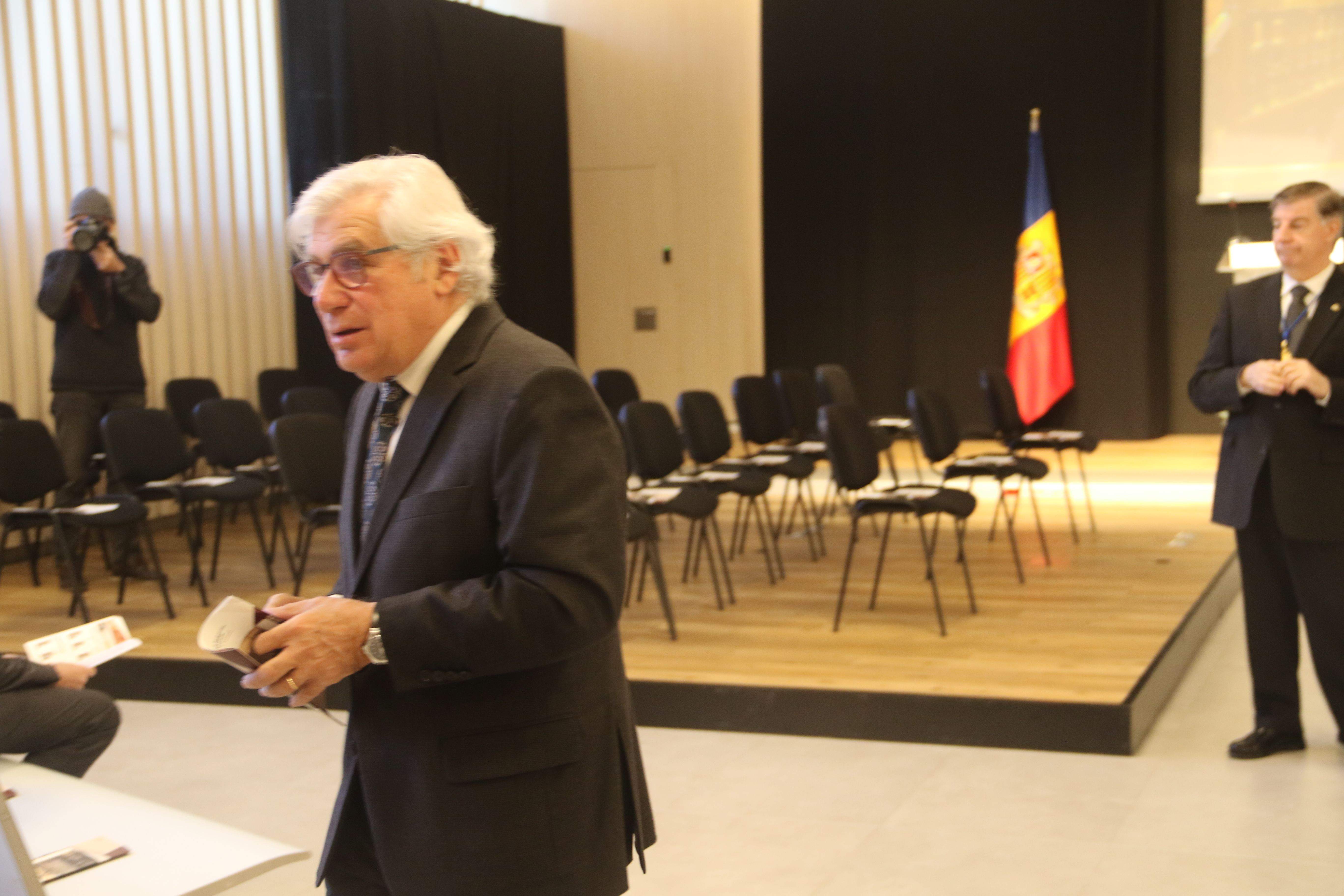 Ramon Camp, en primer terme, amb Enric Casadevall més al fins i a la dreta. La portaveu del Sindicat, Rebeca Bonache.
