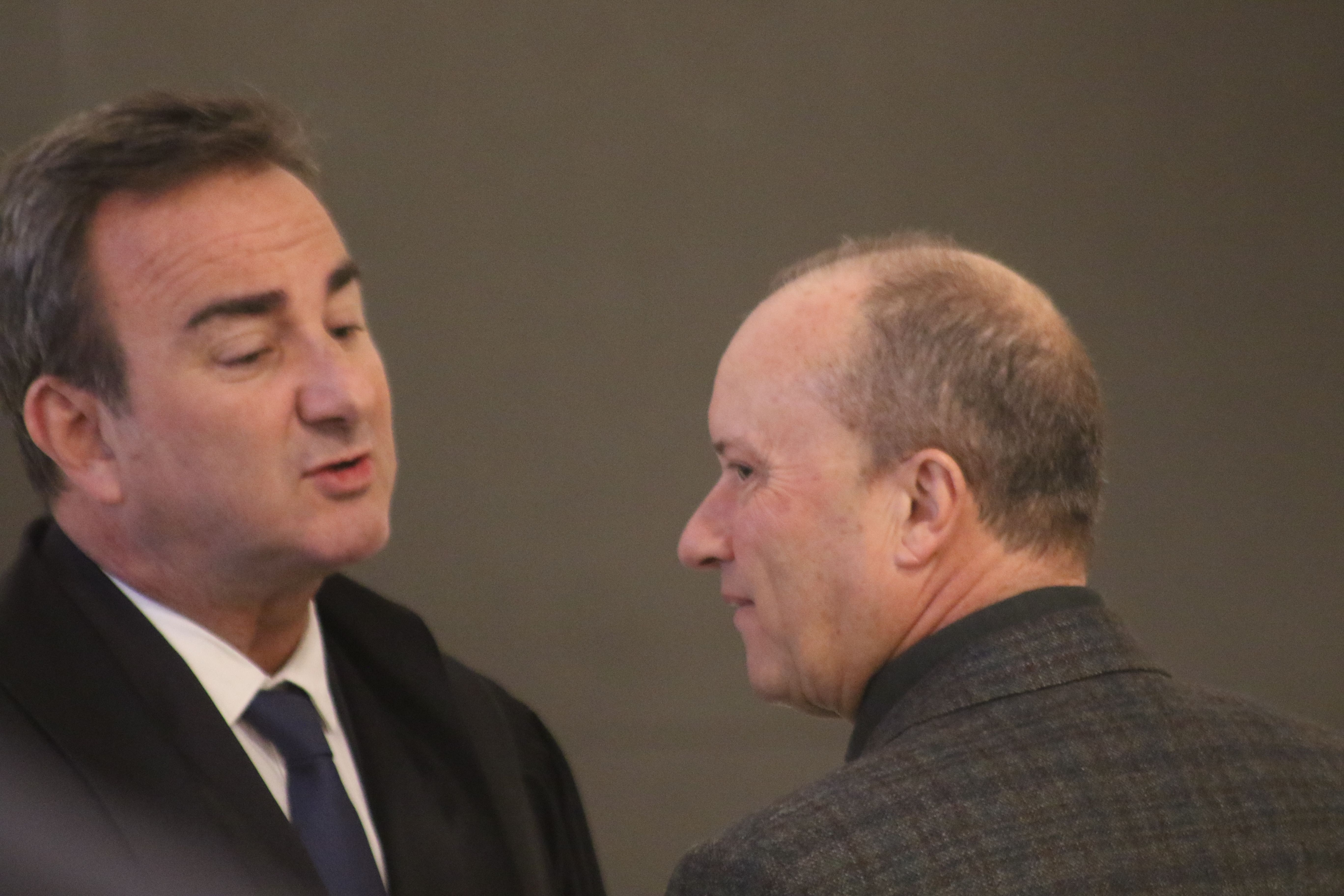 Josep Maria Rossell (dreta) conversant amb el president de la Batllia, David Moynat, durant l'acte d'obertura de l'Any Judicial.