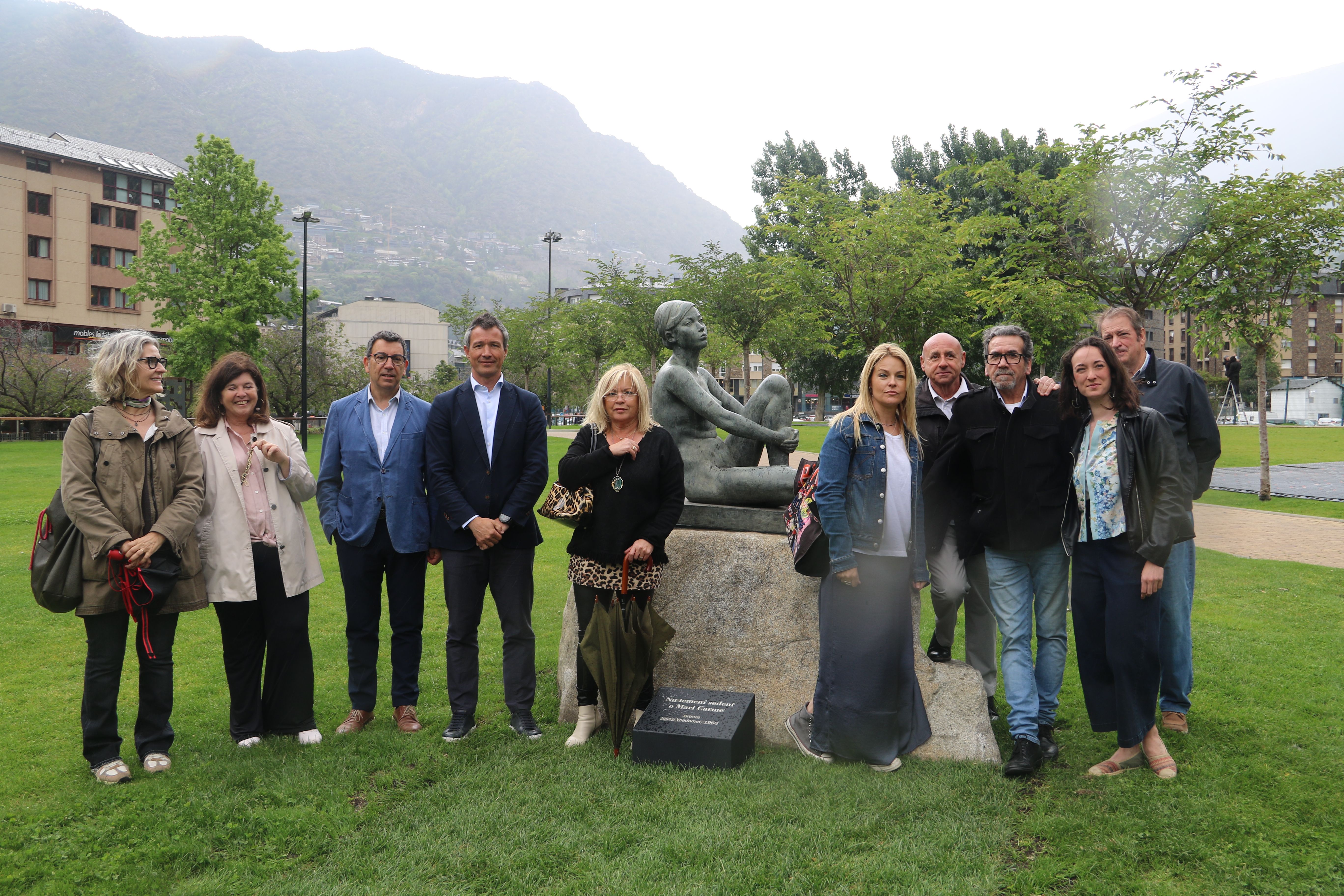 Representants comunals i artistes presents al Parc Central al tomb de la nova inquilina de l'espai, 'Mari Carmen'.