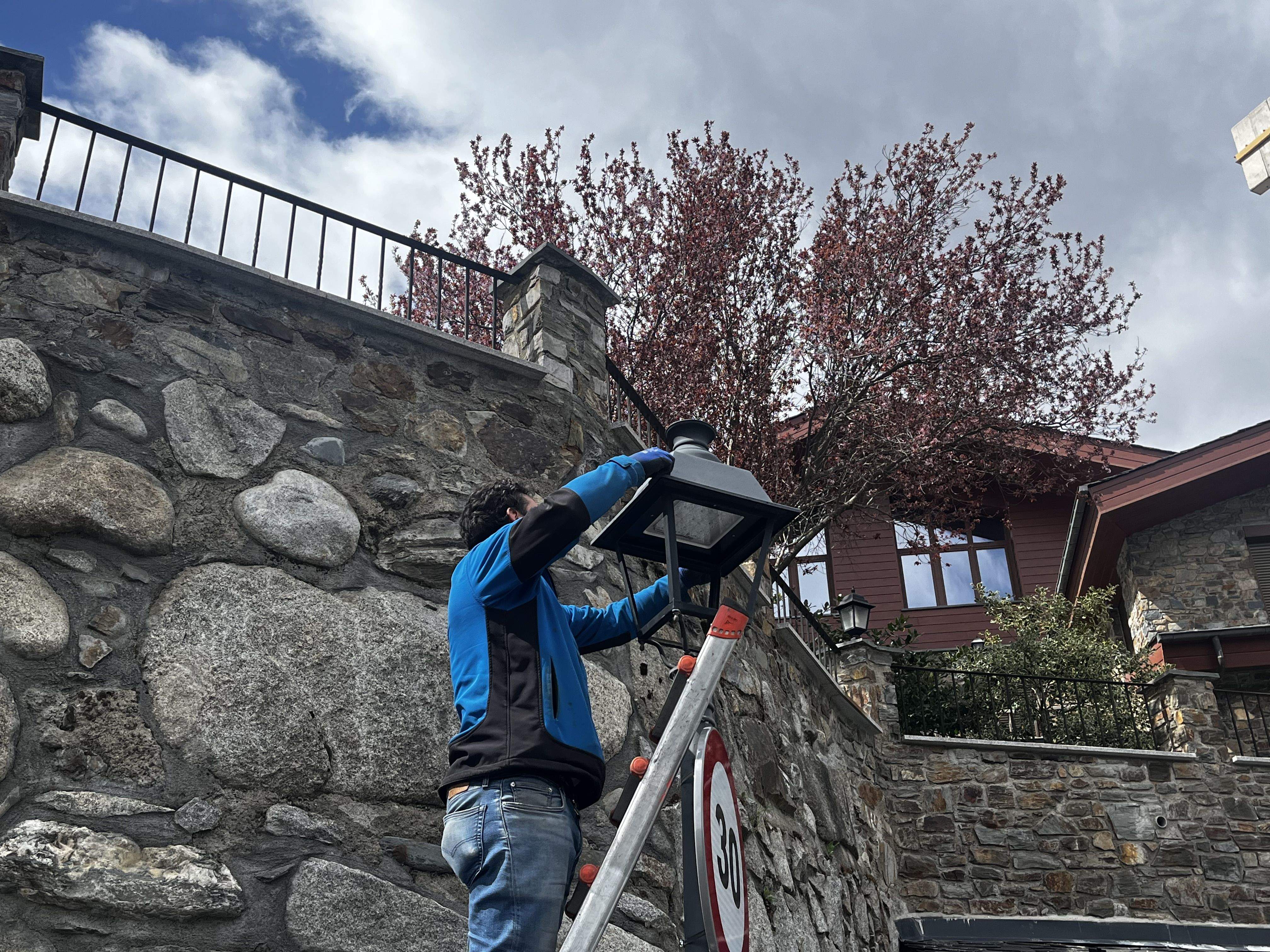 Un operari canviant les bombetes de vapor de sodi per leds