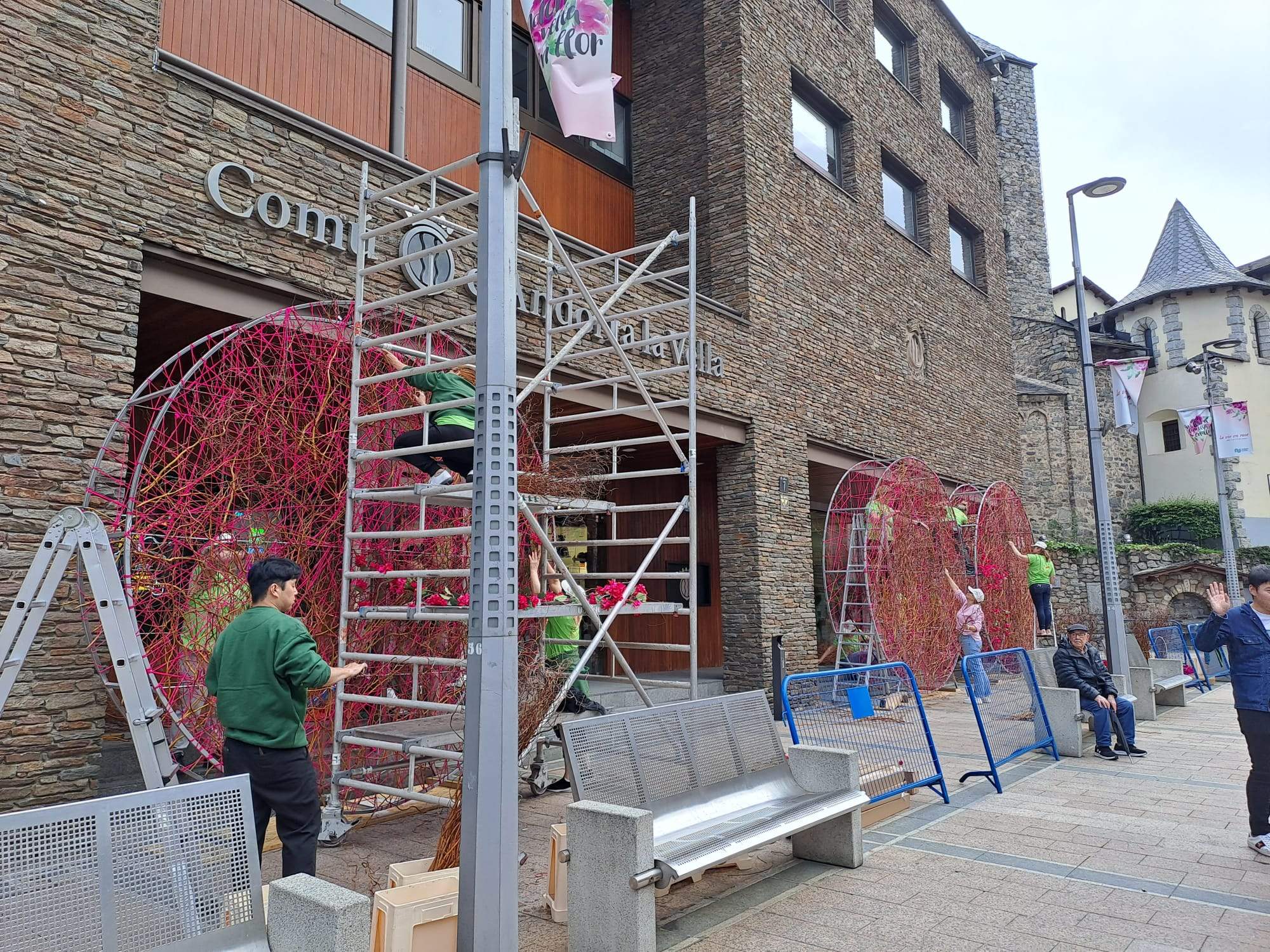 Els muntatges que es preparen a davant del comú.
