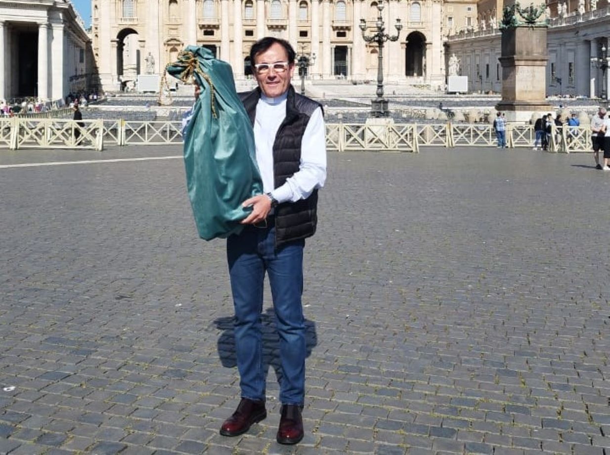 Mossèn Pepe Chisvert amb la talla que beneirà el Sant Pare aquest dimecres.