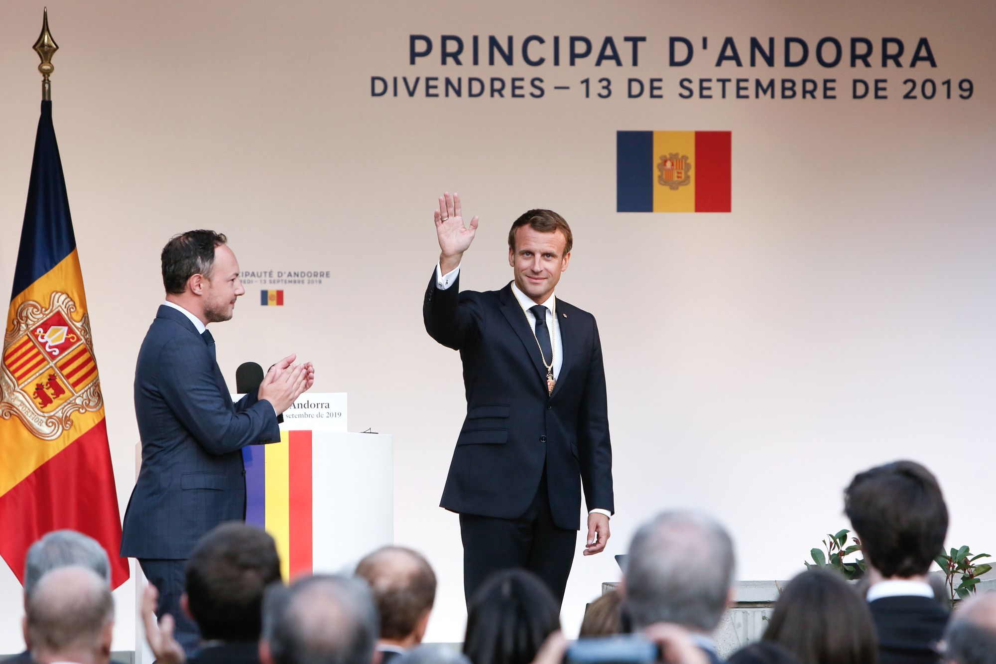 Emmanuel Macron saludant els presents a l'acte de la Plaça del Poble el 13 de setembre del 2019.